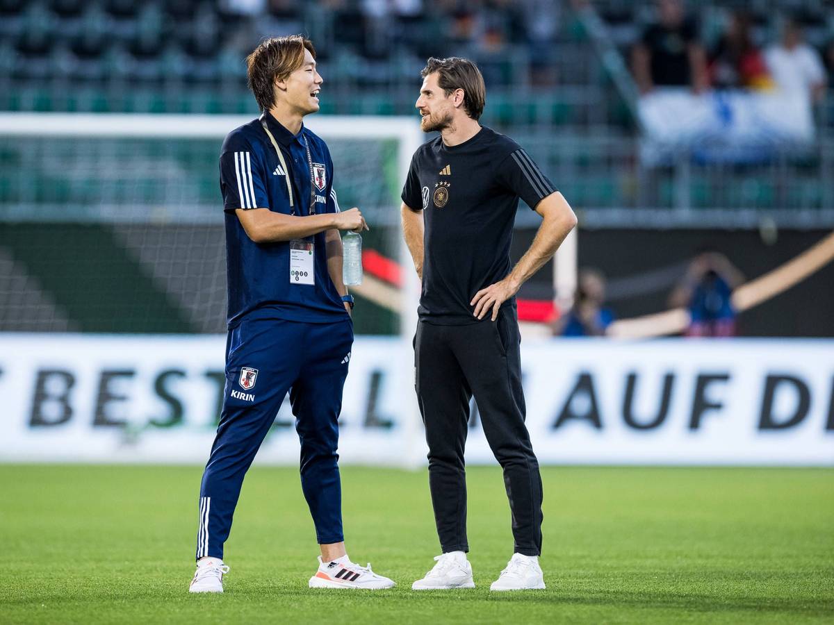 Ko Itakura (l.) unterhält sich am 9. September 2023 mit seinem Ex-Teamkollegen Jonas Hofmann.