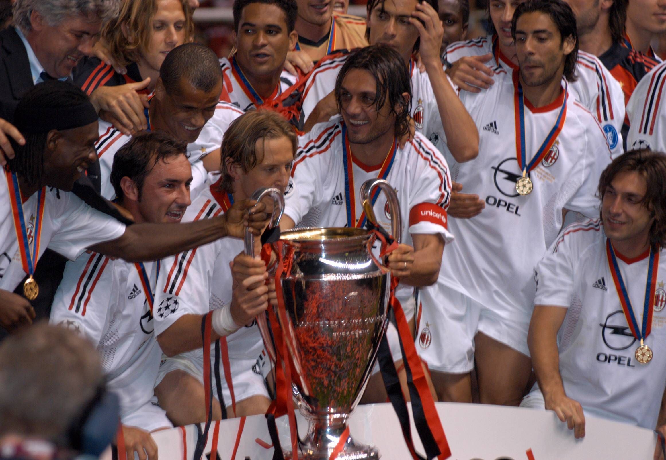 Die Spieler des AC Mailand um Andrea Pirlo, Rui Costa und Paolo Maldini (v.r.n.l.) feiern den Sieg im Champions-League-Finale am 28. Mai 2003.