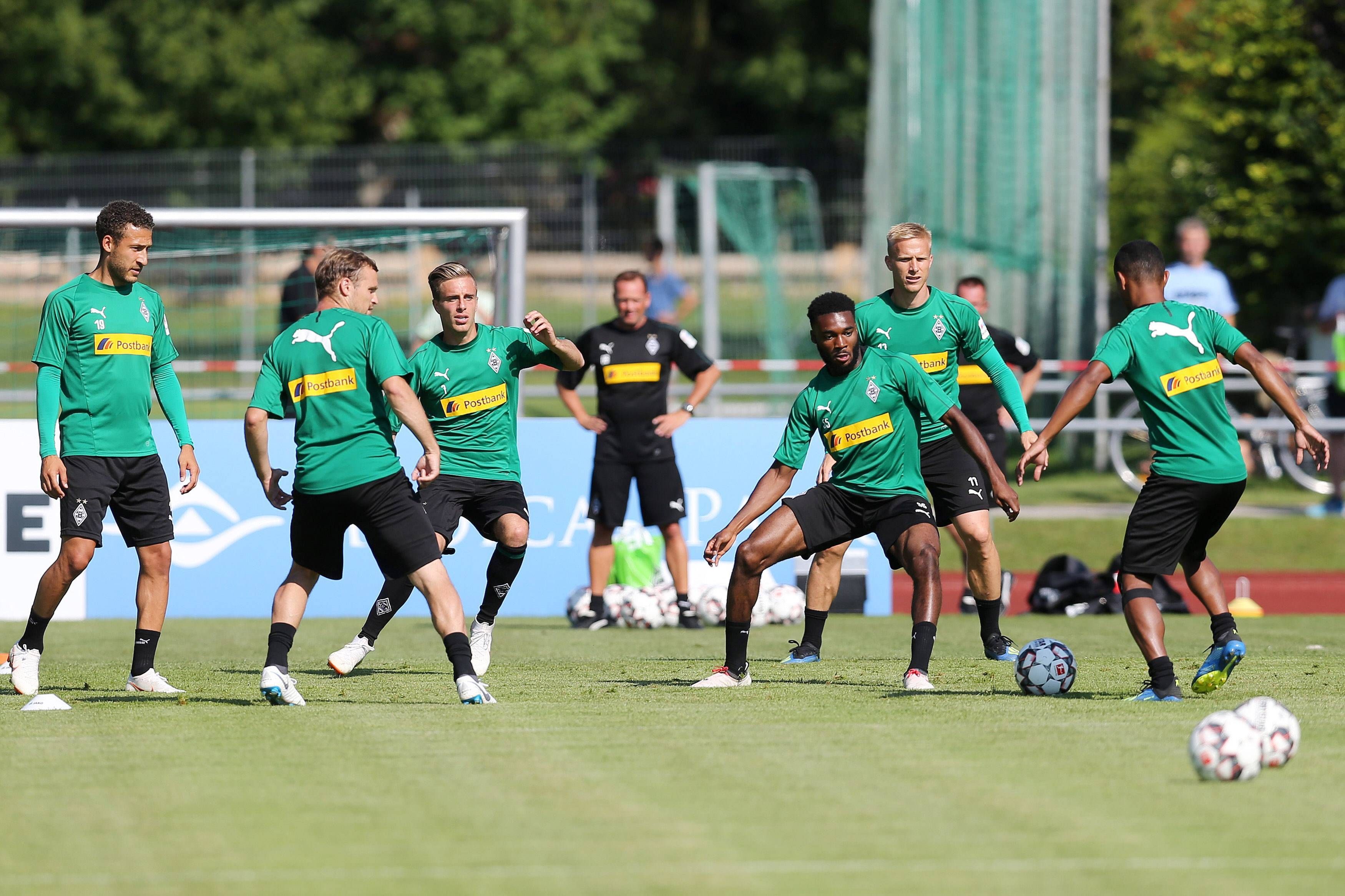 Mandela Egbo (3.v.r.) nimmt an einer Trainings-Einheit von Borussia Mönchengladbach am 24. Juli 2018 teil.