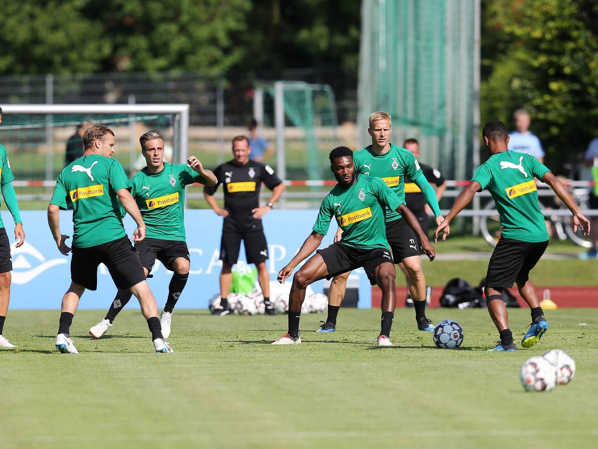 Mandela Egbo (3.v.r.) nimmt an einer Trainings-Einheit von Borussia Mönchengladbach am 24. Juli 2018 teil.