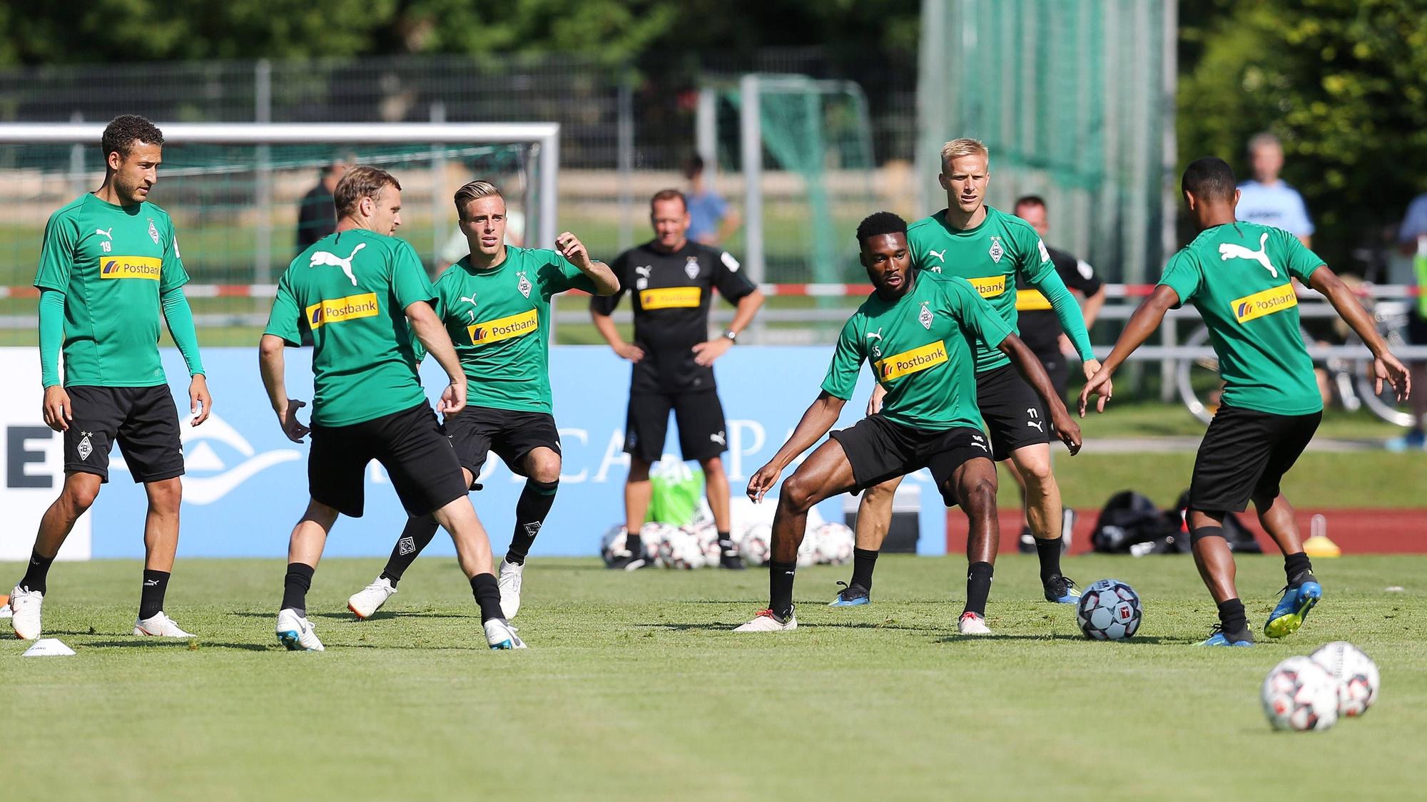 Mandela Egbo (3.v.r.) nimmt an einer Trainings-Einheit von Borussia Mönchengladbach am 24. Juli 2018 teil.