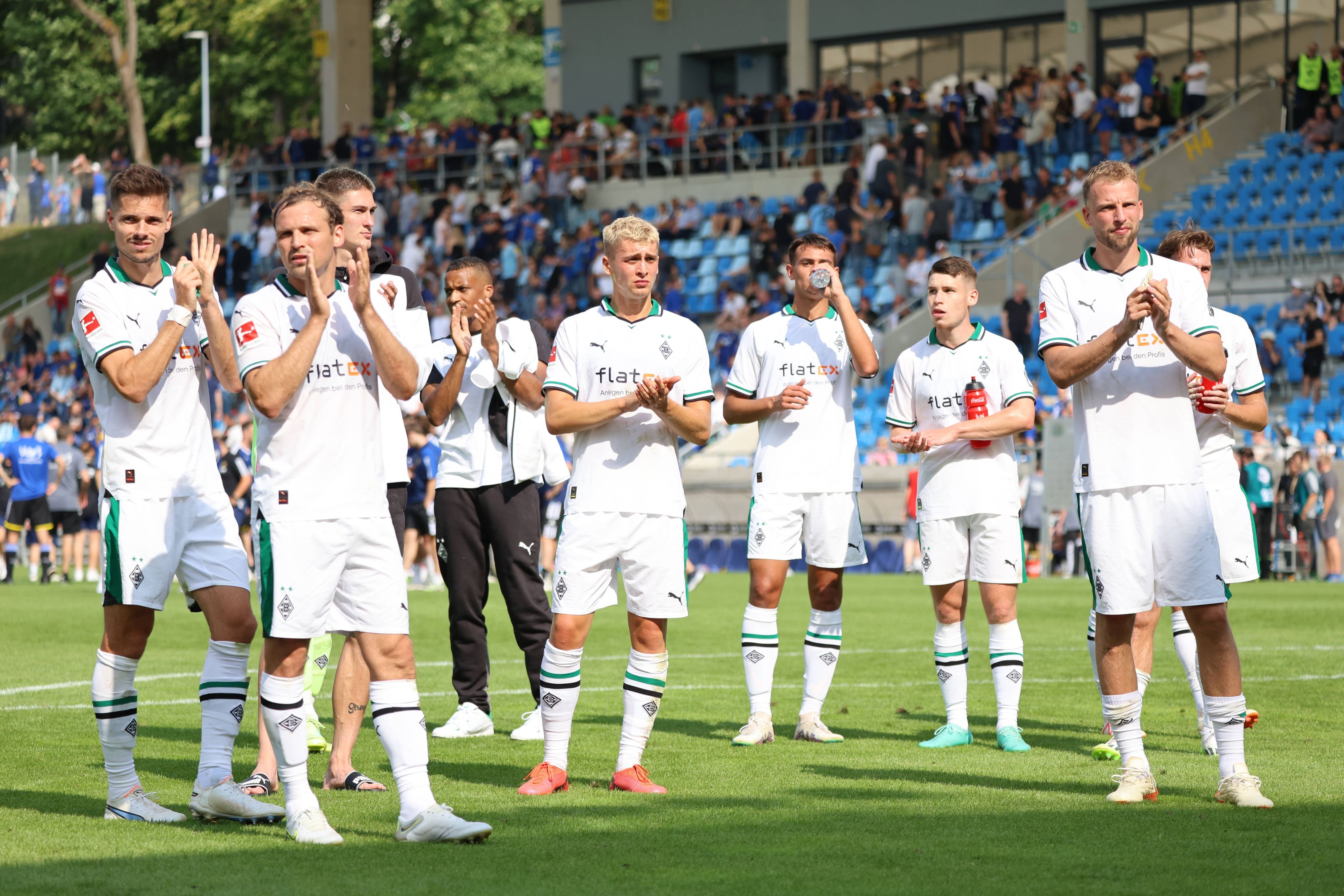 Die Spieler von Borussia Mönchengladbach applaudieren den mitgereisten Fans nach dem Testspiel in Saarbrücken am 22. Juli 2023.