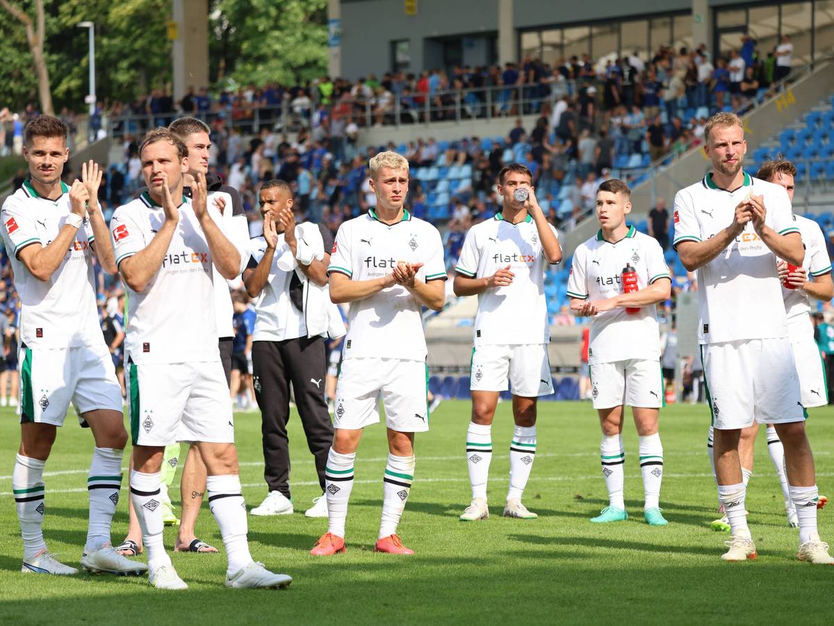 Die Spieler von Borussia Mönchengladbach applaudieren den mitgereisten Fans nach dem Testspiel in Saarbrücken am 22. Juli 2023.