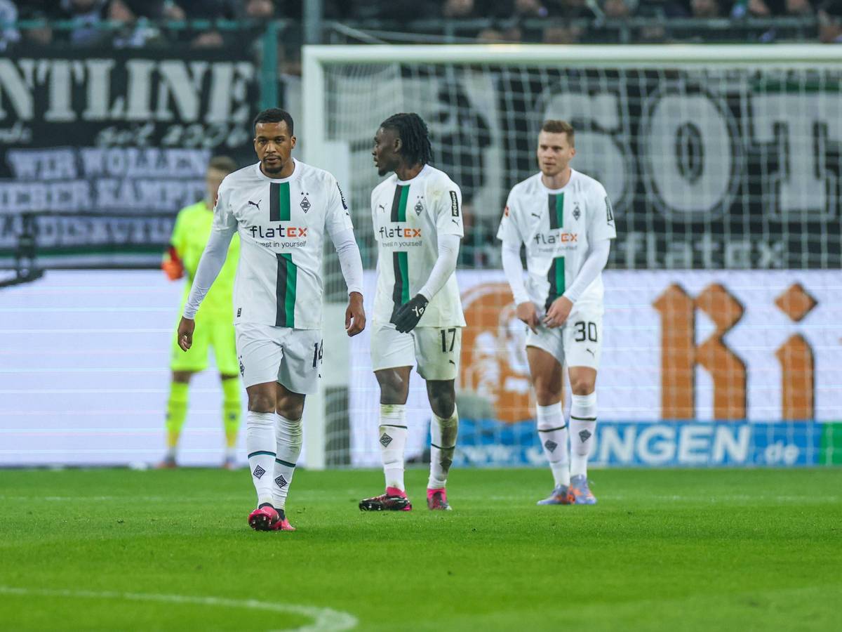 Alassane Plea, Manu Koné und Nico Elvedi (v.l.n.r) reagieren enttäuscht auf ein Gegentreffer von Borussia Mönchengladbach im Bundesliga-Spiel gegen Bayer Leverkusen.