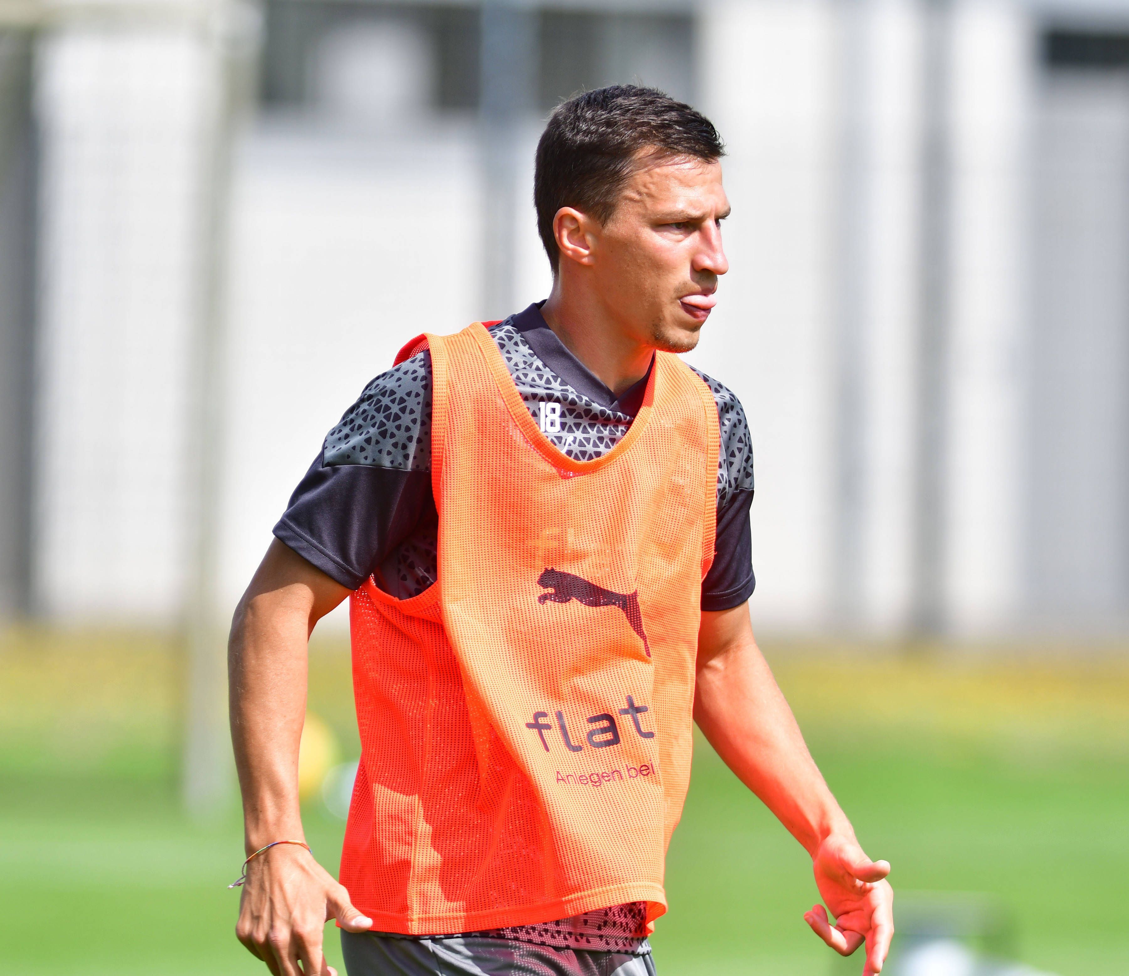 Stefan Lainer trägt im Training von Borussia Mönchengladbach am 12. Juli 2023 ein oranges Leibchen.