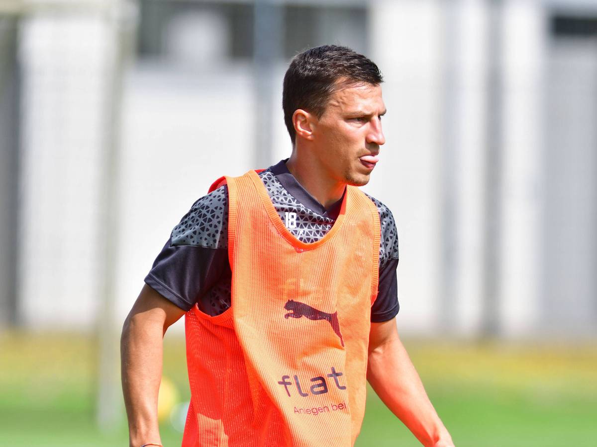 Stefan Lainer trägt im Training von Borussia Mönchengladbach am 12. Juli 2023 ein oranges Leibchen.