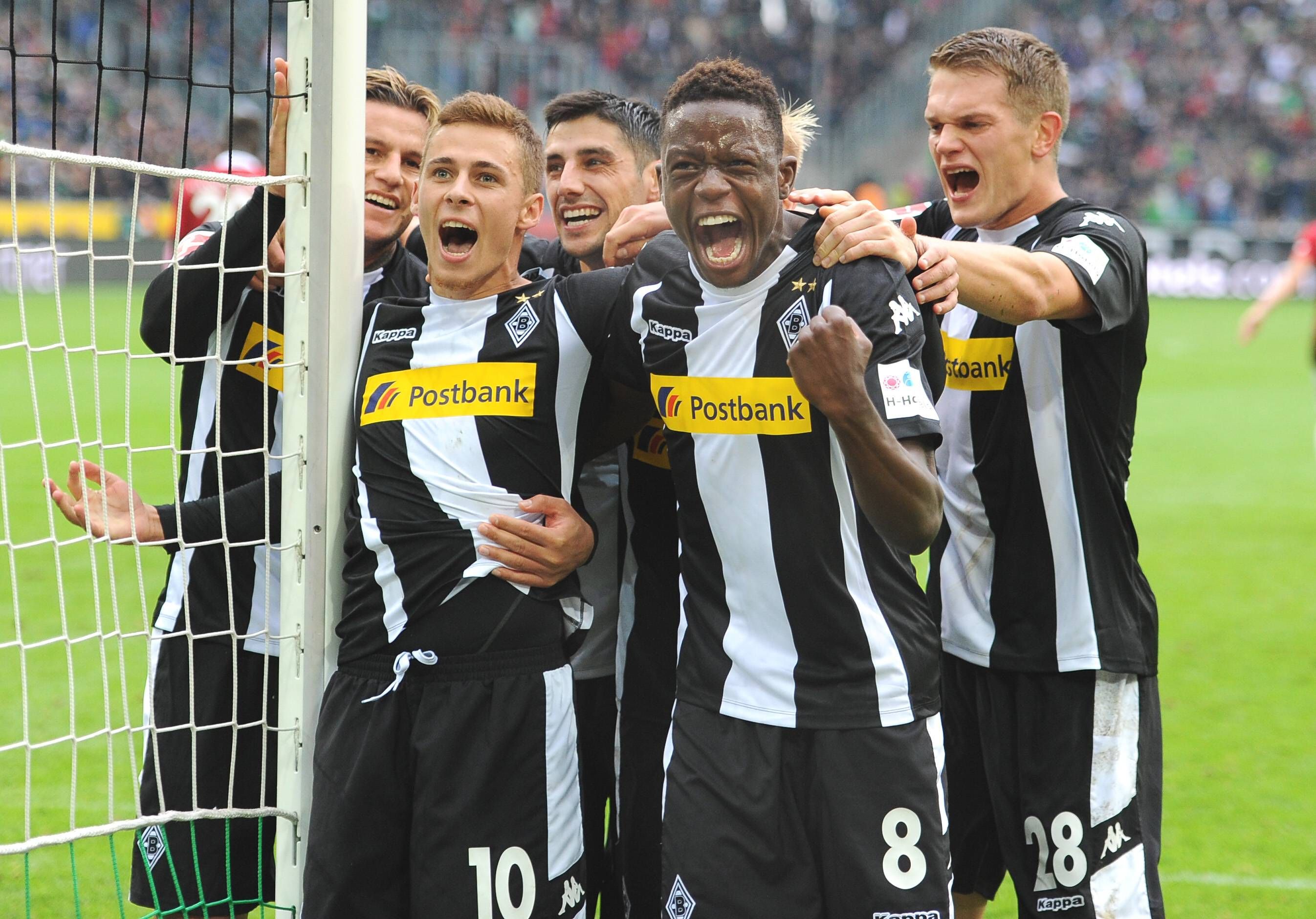 Die Spieler von Borussia Mönchengladbach feiern einen Treffer vor der Nordkurve am 30. September 2017.