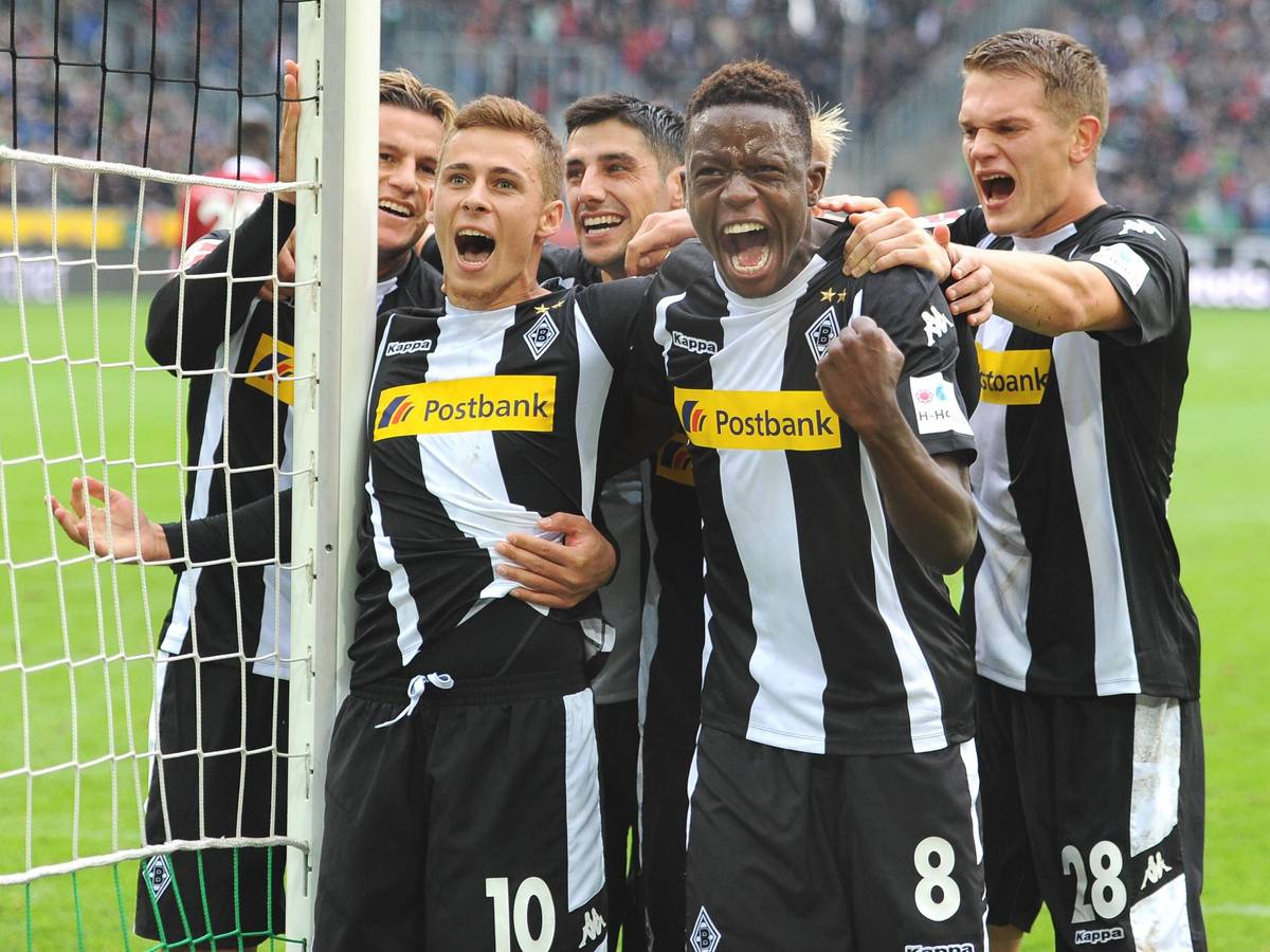 Die Spieler von Borussia Mönchengladbach feiern einen Treffer vor der Nordkurve am 30. September 2017.