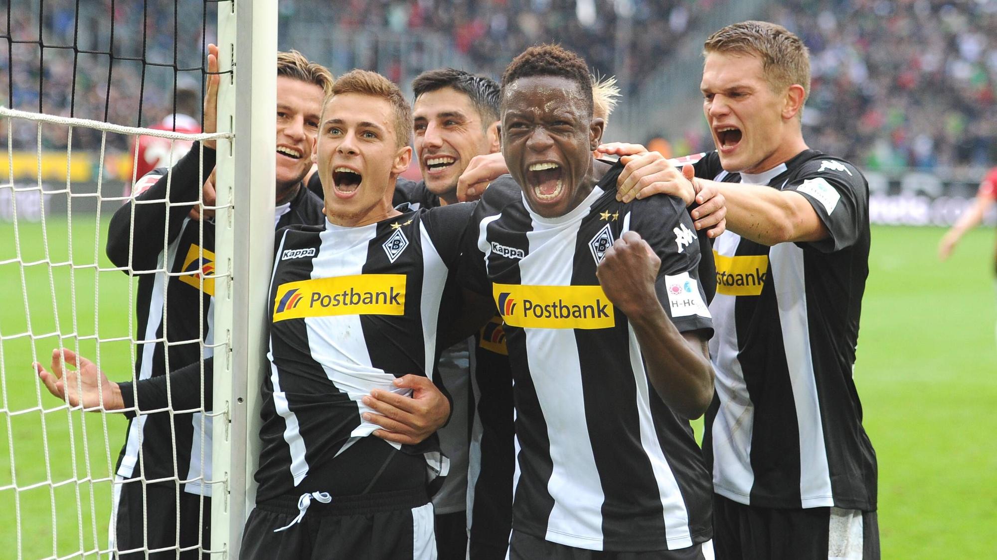 Die Spieler von Borussia Mönchengladbach feiern einen Treffer vor der Nordkurve am 30. September 2017.