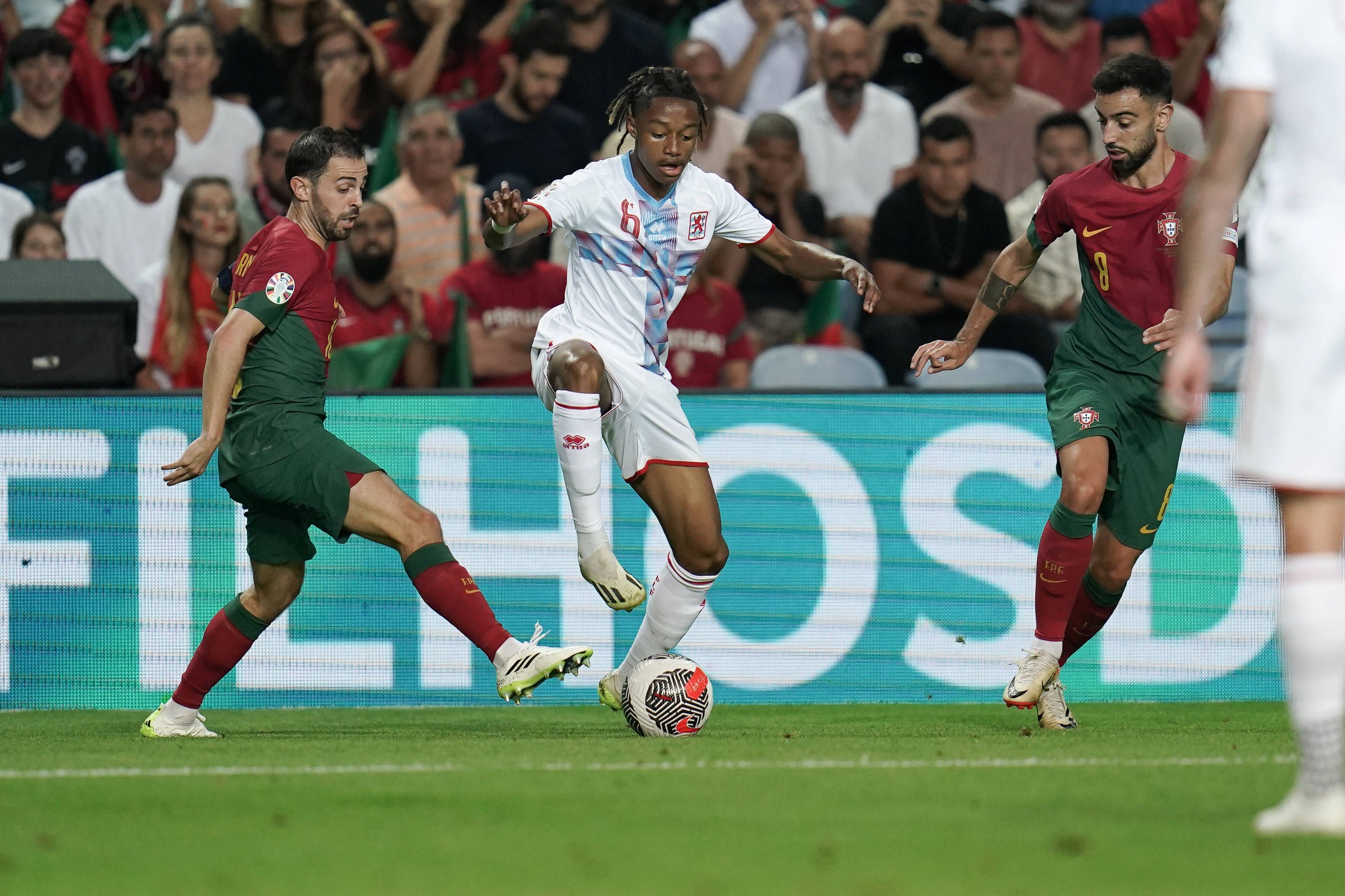 Vier Spieler von Borussia Mönchengladbach waren am Montag (11. September 2023) mit ihren Nationalmannschaften gefordert. Das Foto zeigt Gladbachs Yvandro Borges Sanches (Mitte) im Duell mit Portugals Bernardo Silva (l.) und Bruno Fernandes (r.).