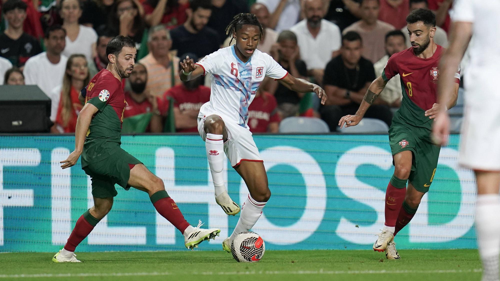 Vier Spieler von Borussia Mönchengladbach waren am Montag (11. September 2023) mit ihren Nationalmannschaften gefordert. Das Foto zeigt Gladbachs Yvandro Borges Sanches (Mitte) im Duell mit Portugals Bernardo Silva (l.) und Bruno Fernandes (r.).