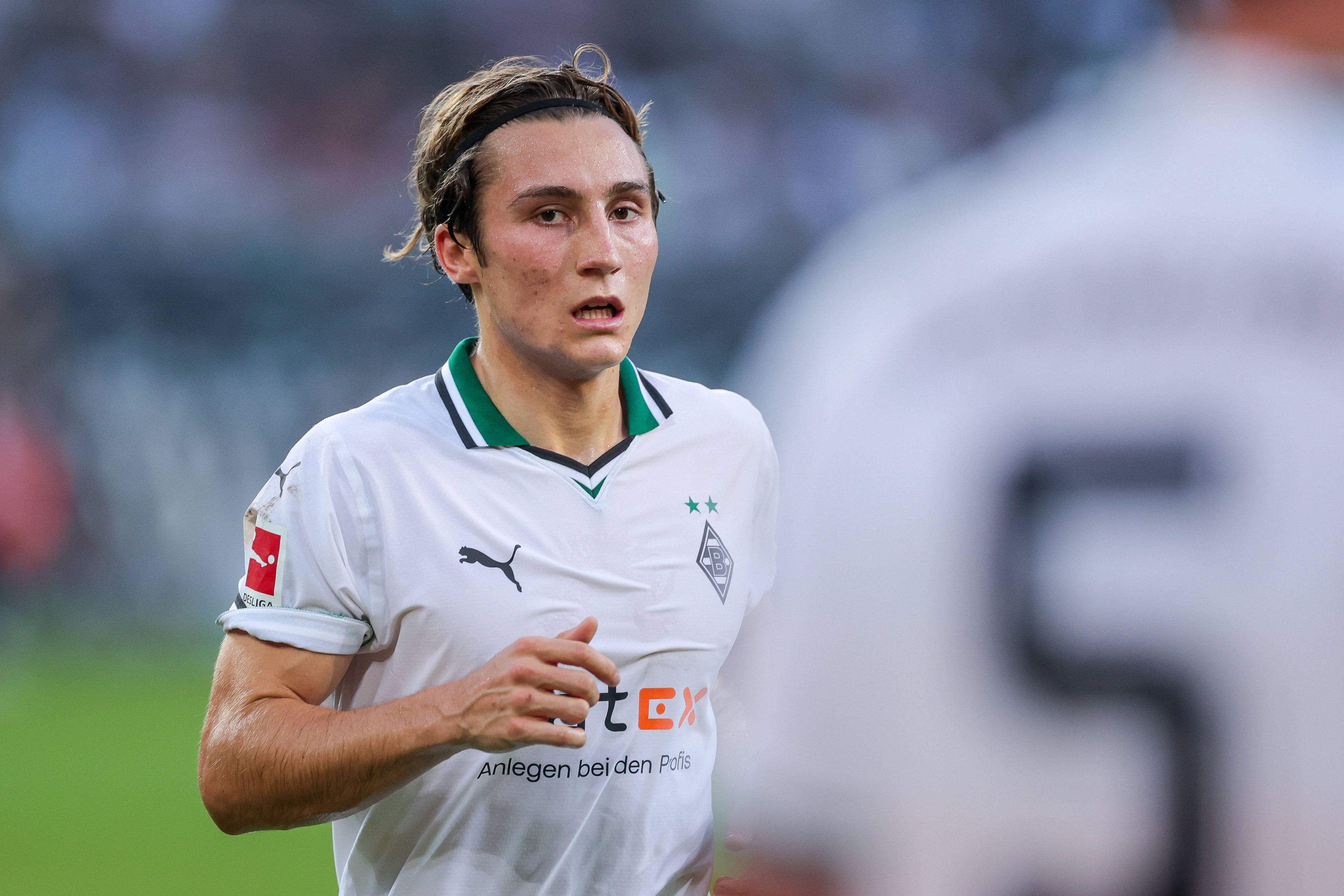 Rocco Reitz von Borussia Mönchengladbach stand beim 1:2 gegen Bayern München am 2. September 2023 in der Startelf und durfte dabei auch gegen sein Idol  antreten.