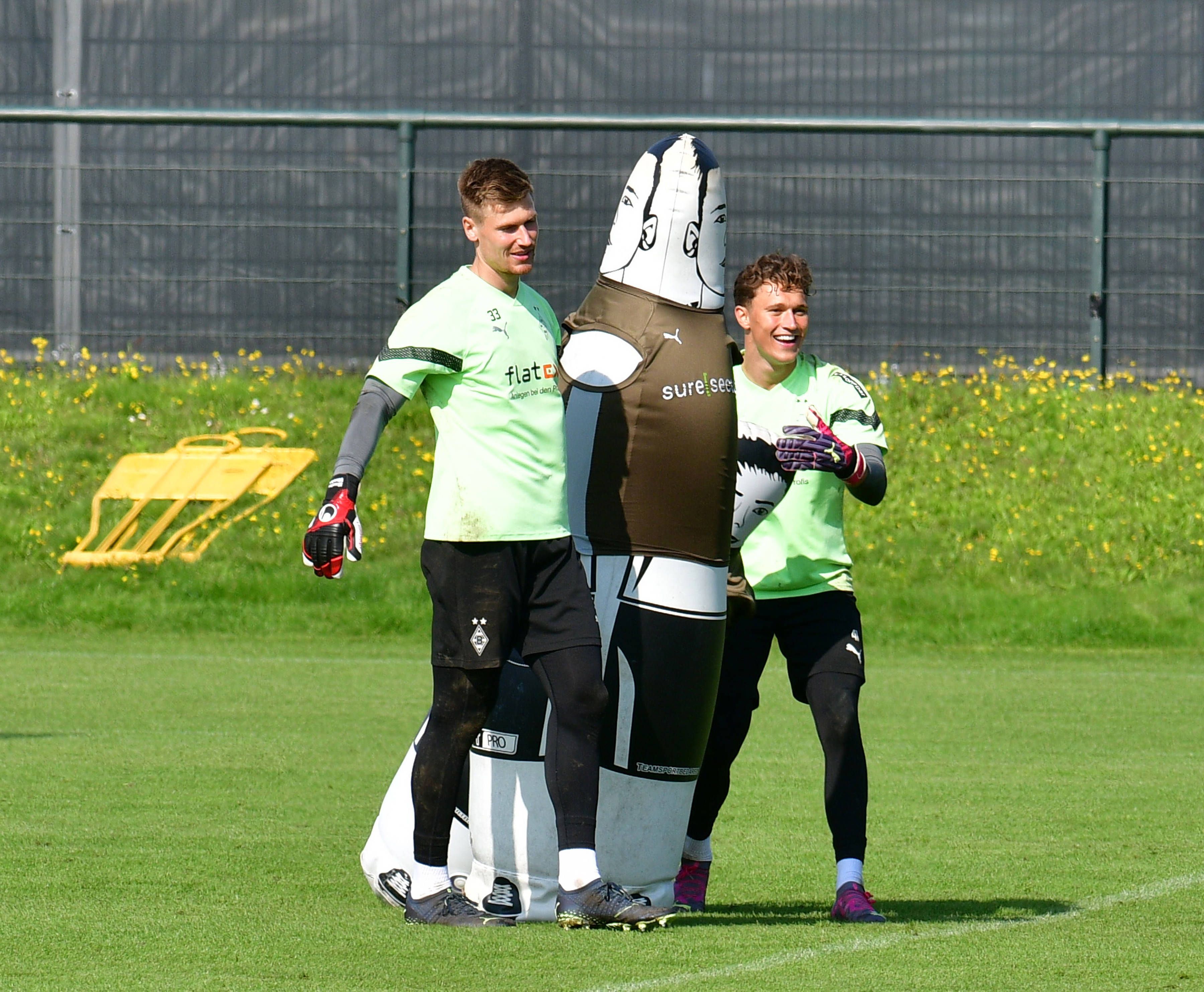 Moritz Nicolas (l.) und Jan Olschowsky (r.) von Borussia Mönchengladbach, hier bei einer Trainingseinheit am 31. August 2023 beim tragen einer Puppe.