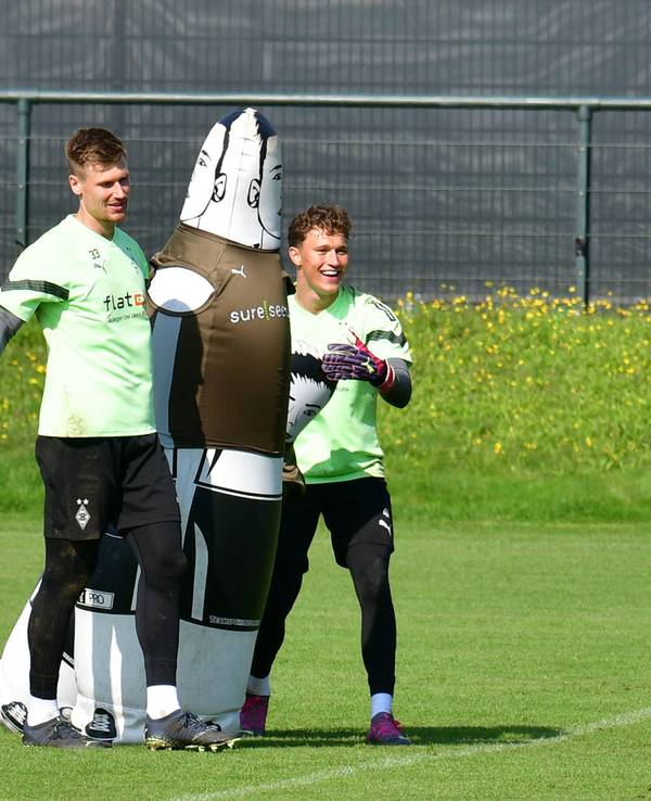 Moritz Nicolas (l.) und Jan Olschowsky (r.) von Borussia Mönchengladbach, hier bei einer Trainingseinheit am 31. August 2023 beim tragen einer Puppe.
