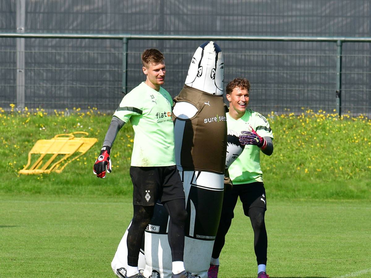 Moritz Nicolas (l.) und Jan Olschowsky (r.) von Borussia Mönchengladbach, hier bei einer Trainingseinheit am 31. August 2023 beim tragen einer Puppe.
