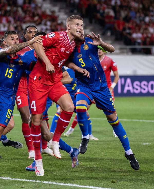 Nico Elvedi (Mitte), Verteidiger von Borussia Mönchengladbach, stand beim EM-Qualifikationsspiel der Schweiz gegen Andorra am Dienstag (12. September 2023) in der Startelf. Das Foto zeigt ihn bei einem Luftduell mit Moises San Nicolas (l.) und Marc Vales (r.).