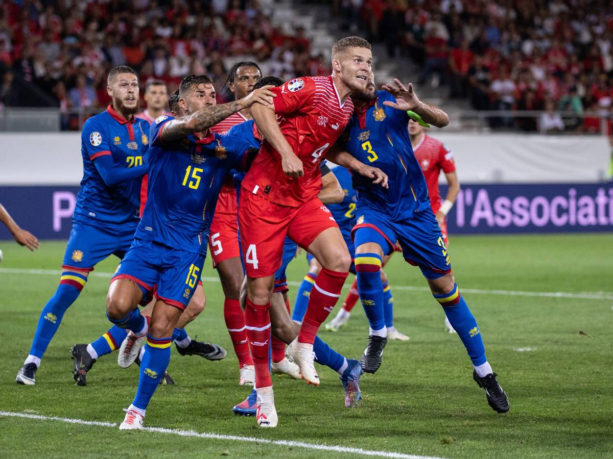 Nico Elvedi (Mitte), Verteidiger von Borussia Mönchengladbach, stand beim EM-Qualifikationsspiel der Schweiz gegen Andorra am Dienstag (12. September 2023) in der Startelf. Das Foto zeigt ihn bei einem Luftduell mit Moises San Nicolas (l.) und Marc Vales (r.).