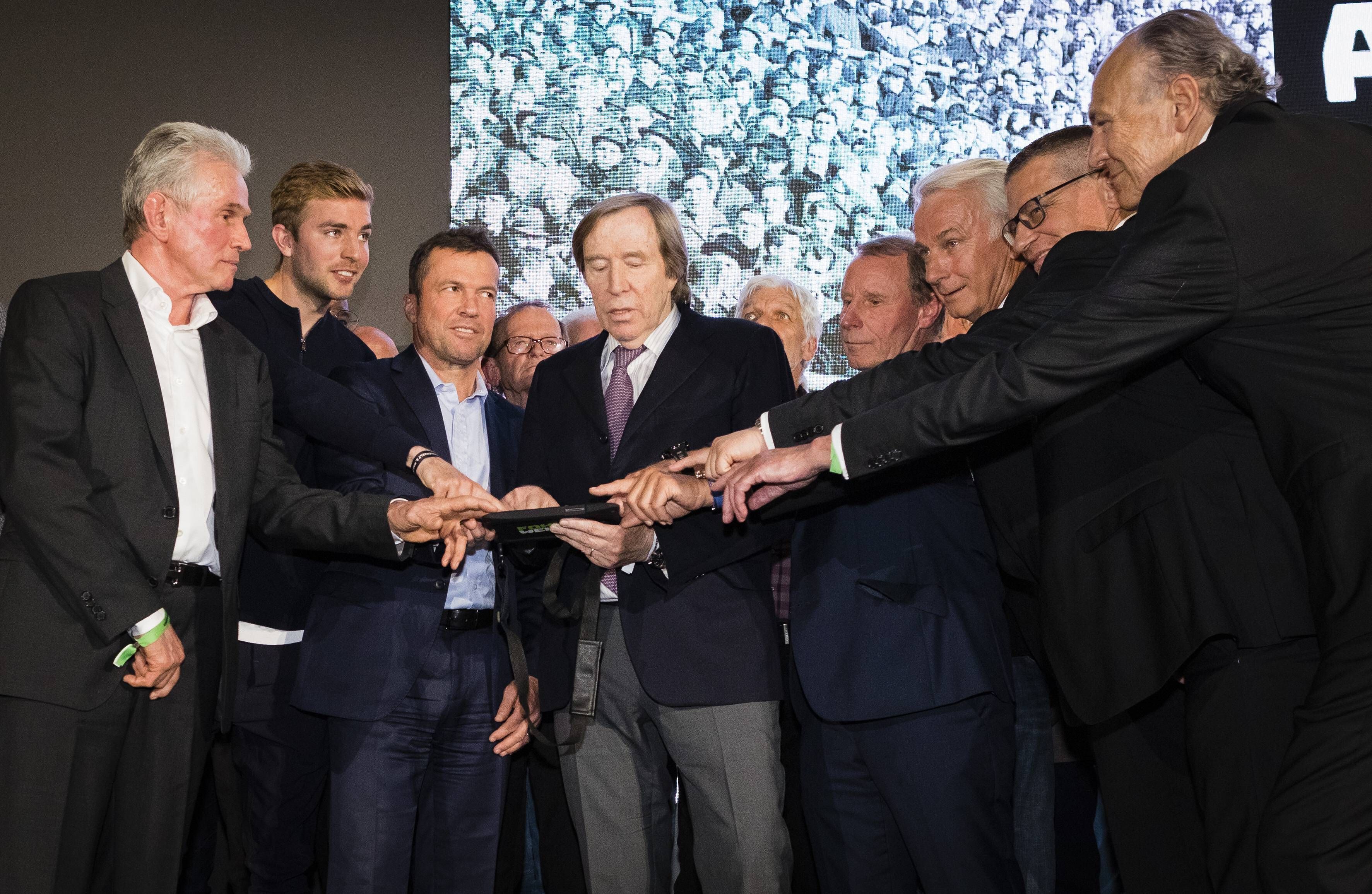 Ikonen von Borussia Mönchengladbach, unter anderem Jupp Heynckes (l.) und Lothar Matthäus (3.v.l.), eröffnen am 3. Mai 2019 das Gladbach-Museum.