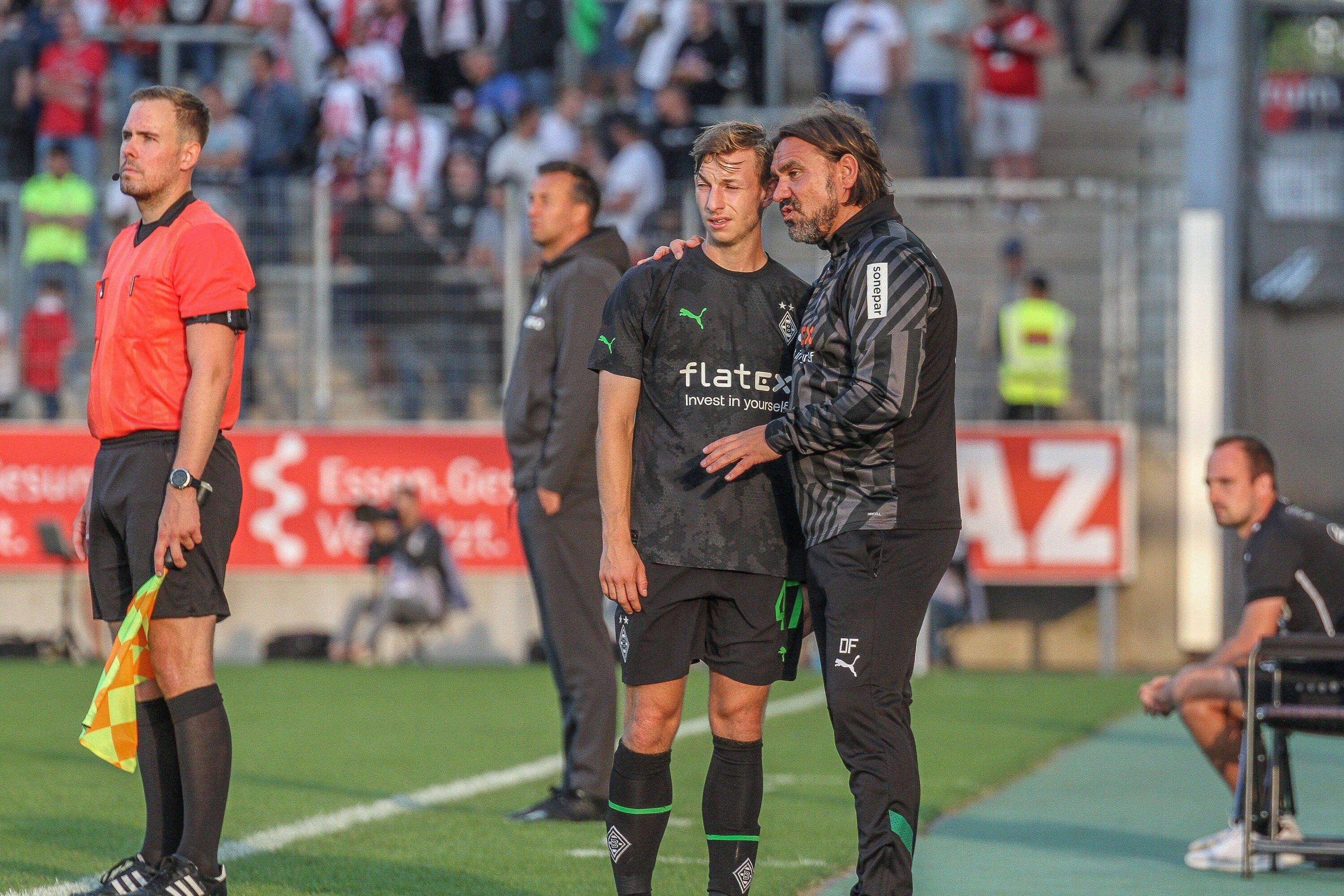 Daniel Farke (r.) bereitet Luiz Skraback auf einen Profi-Einsatz am 1. Juli 2022 vor und gibt ihm Anweisungen.