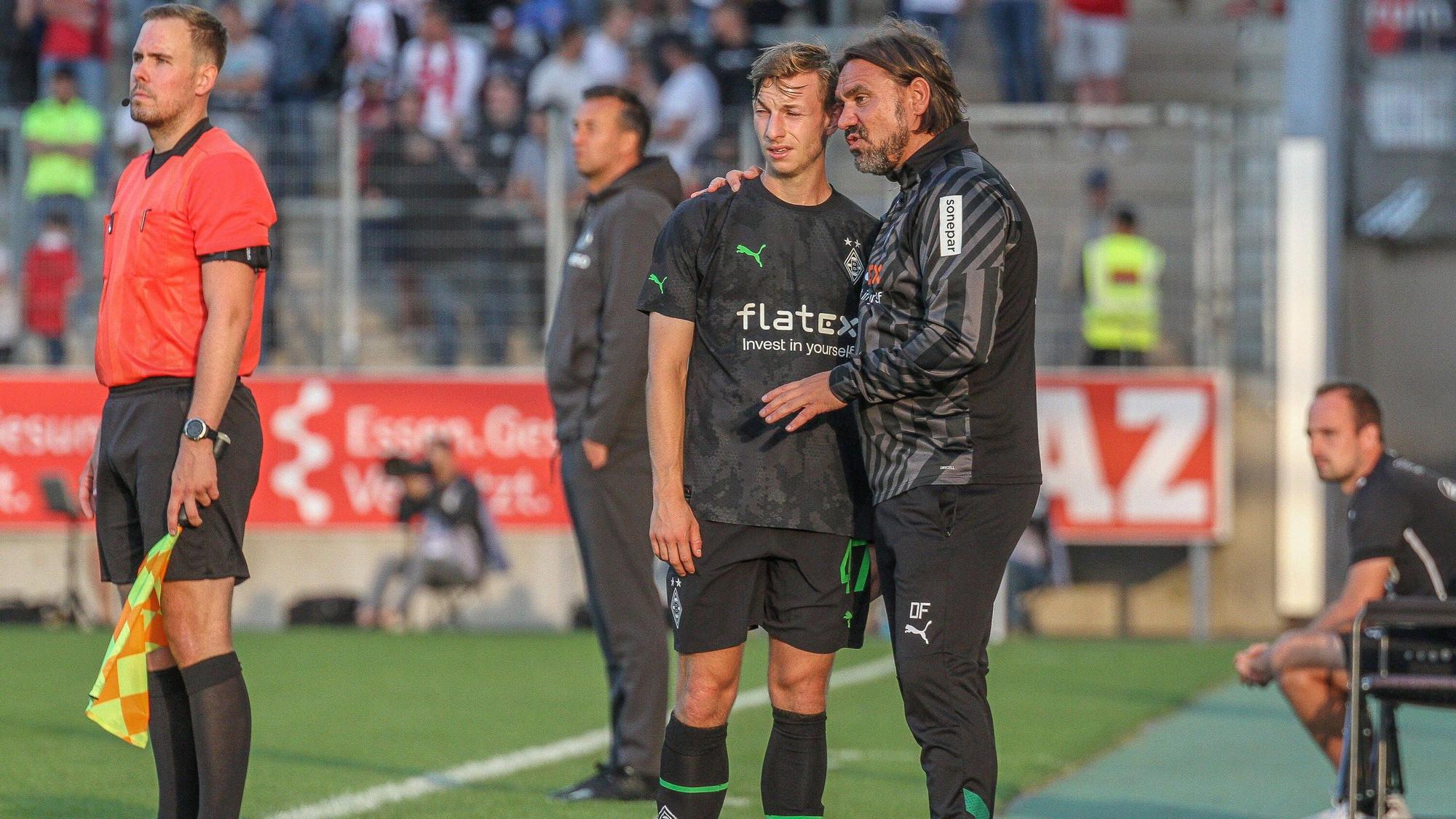 Daniel Farke (r.) bereitet Luiz Skraback auf einen Profi-Einsatz am 1. Juli 2022 vor und gibt ihm Anweisungen.