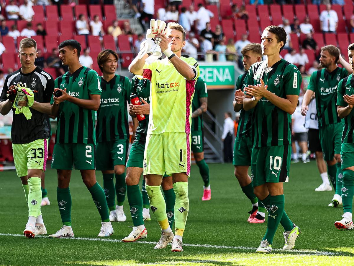 Jonas Omlin und seine Teamkollegen von Borussia Mönchengladbach applaudieren den Fans nach dem Spiel in Augsburg am 19. August 2023.