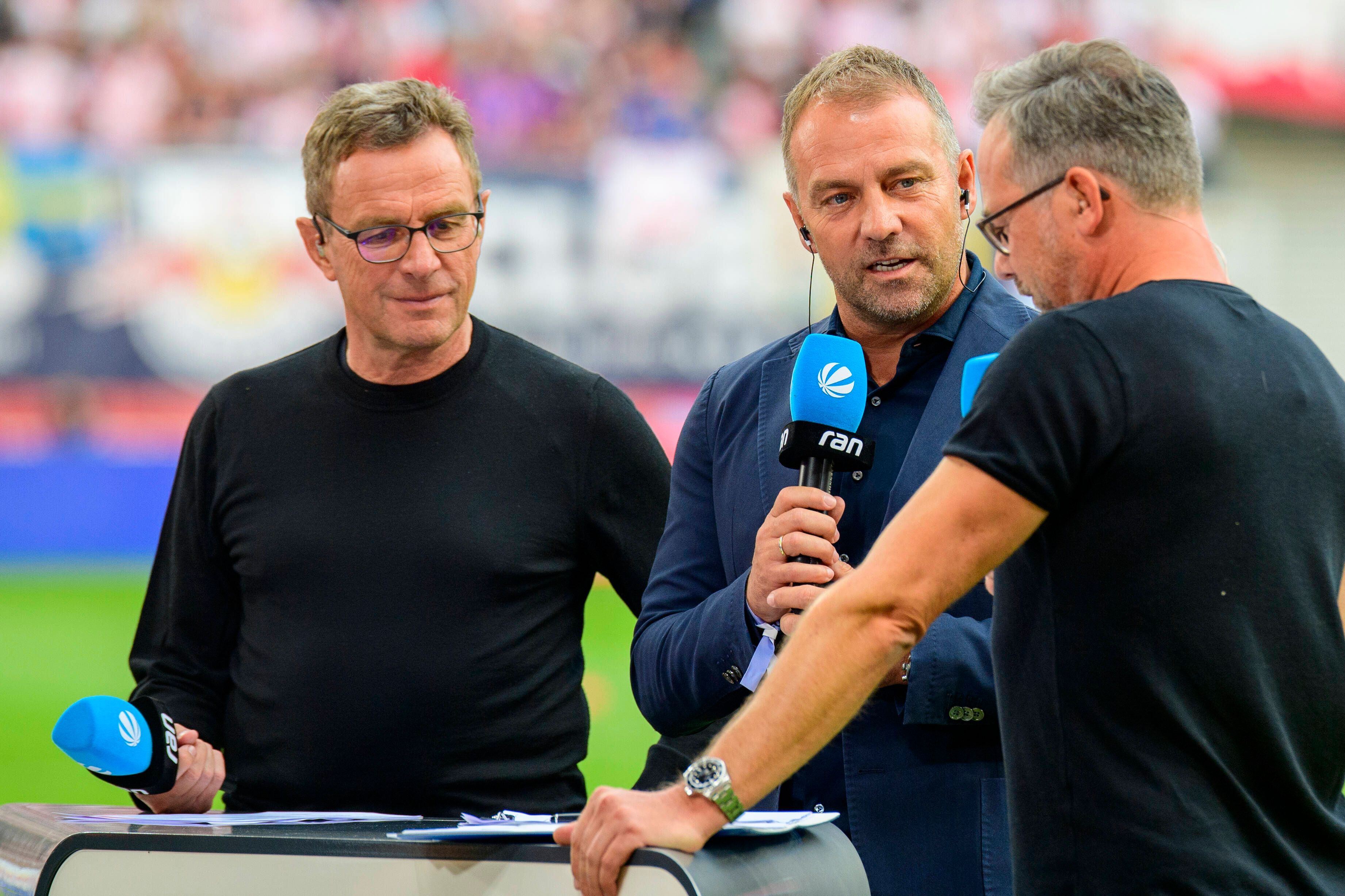Ralf Rangnick (l.) und Hansi Flick (M.) geben am 30. Juli 2022 ein gemeinsames Interview.