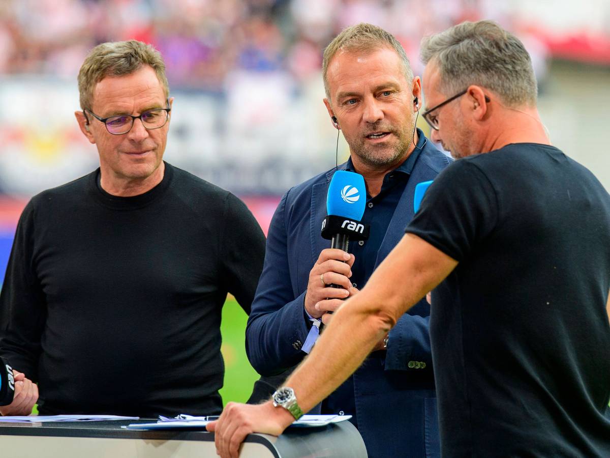 Ralf Rangnick (l.) und Hansi Flick (M.) geben am 30. Juli 2022 ein gemeinsames Interview.