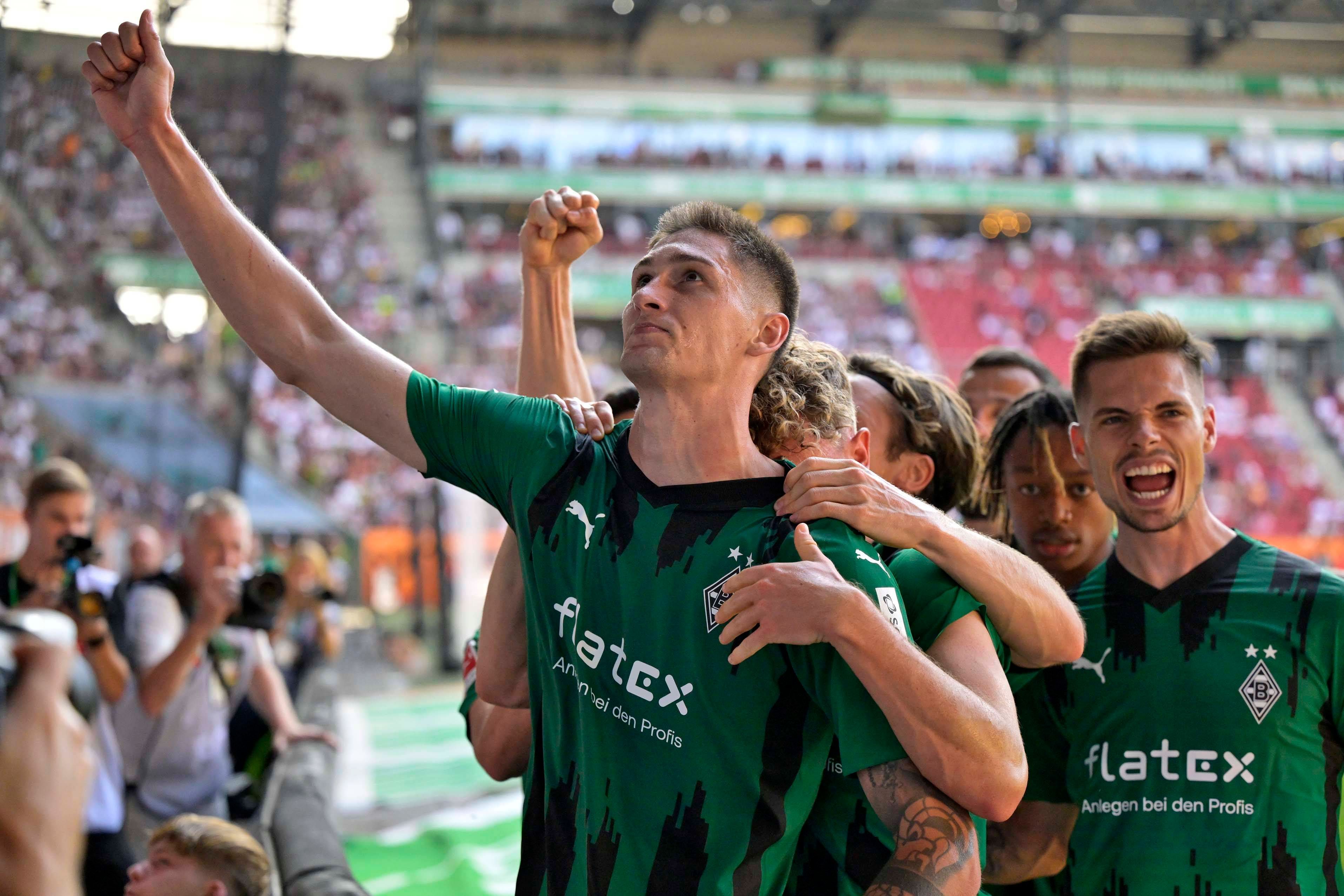 Tomas Cvancara bejubelt am 19. August 2023 seinen zweiten Bundesliga-Treffer mit den Teamkollegen von Borussia Mönchengladbach.