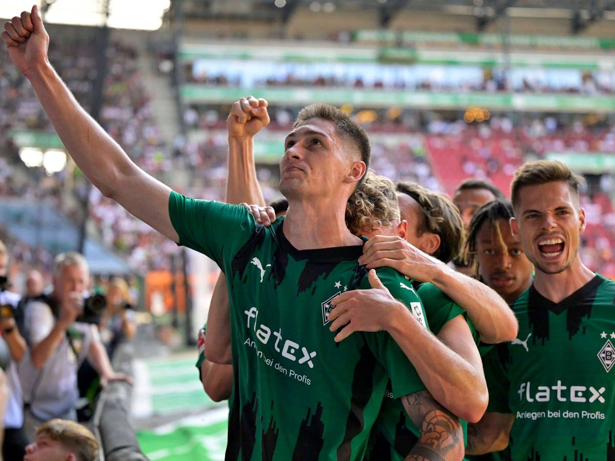 Tomas Cvancara bejubelt am 19. August 2023 seinen zweiten Bundesliga-Treffer mit den Teamkollegen von Borussia Mönchengladbach.