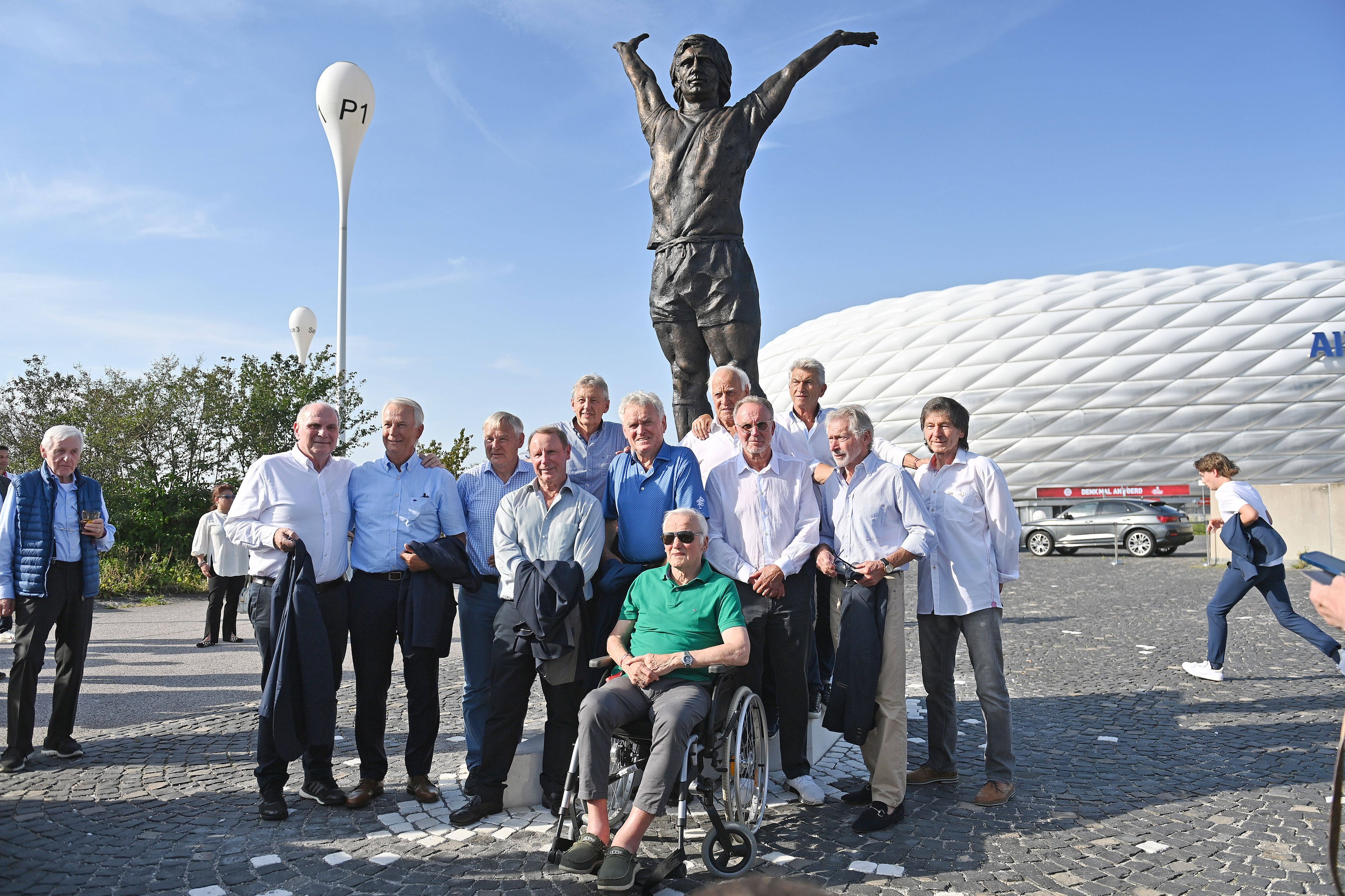 Rainer Bonhof (2.v.l.) und Berti Vogts (4.v.l.) nehmen an der Enthüllung der Statue für Gerd Müller am 12. September 2023 vor der Allianz-Arena teil.