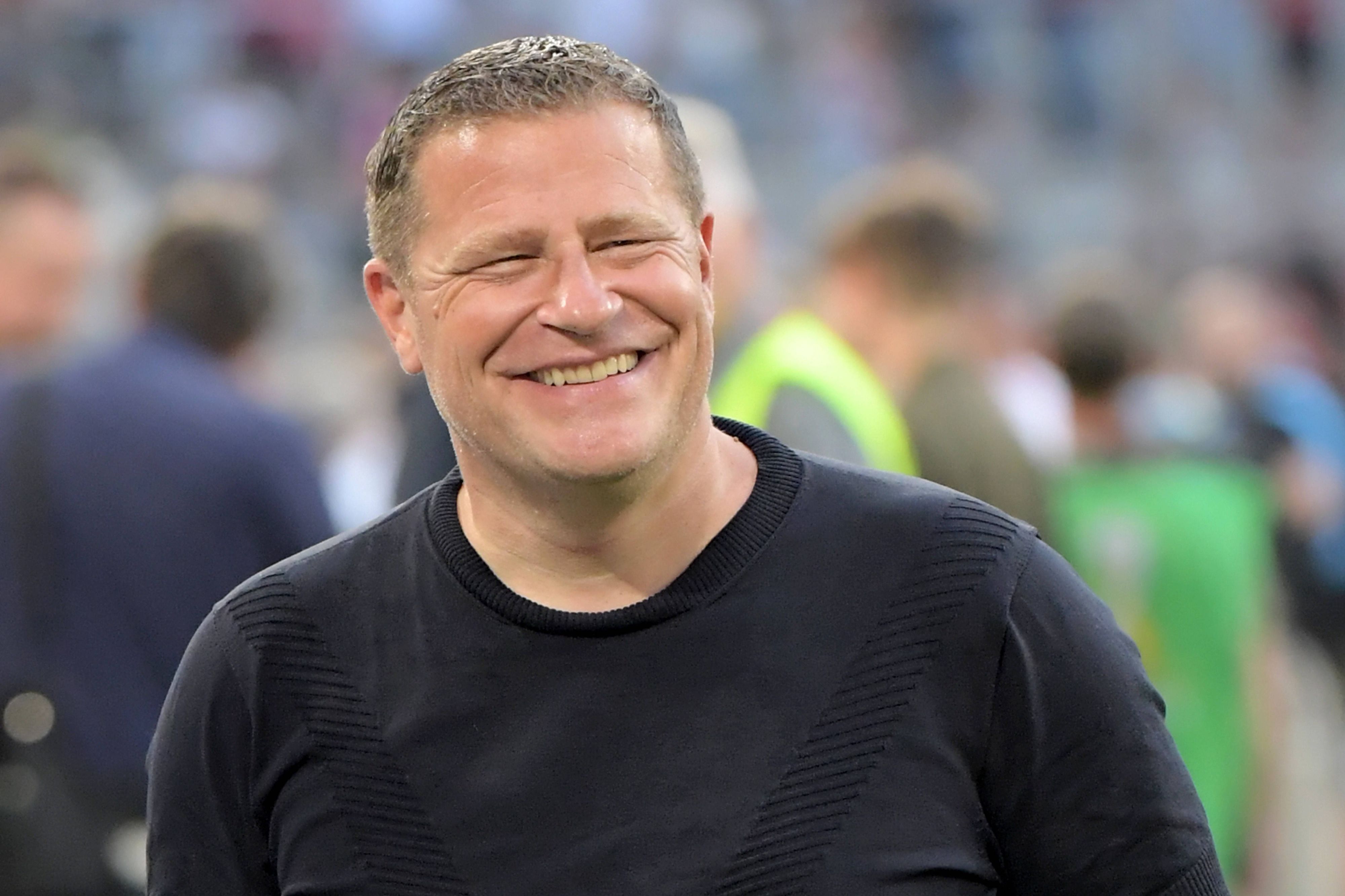 Max Eberl grinst am 12. August 2023 am Spielfeldrand der Allianz-Arena vor dem Supercup-Spiel von RB Leipzig gegen den FC Bayern München.