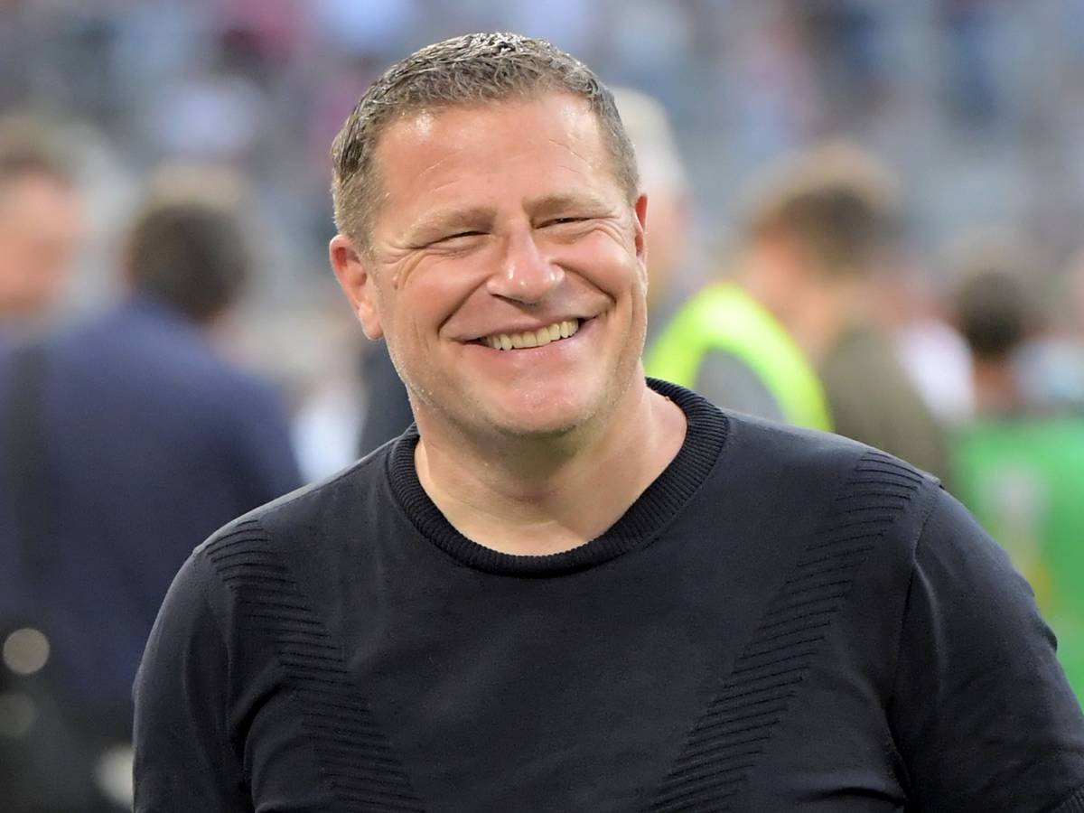 Max Eberl grinst am 12. August 2023 am Spielfeldrand der Allianz-Arena vor dem Supercup-Spiel von RB Leipzig gegen den FC Bayern München.
