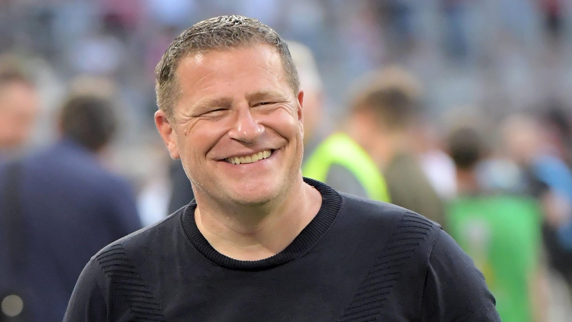 Max Eberl grinst am 12. August 2023 am Spielfeldrand der Allianz-Arena vor dem Supercup-Spiel von RB Leipzig gegen den FC Bayern München.