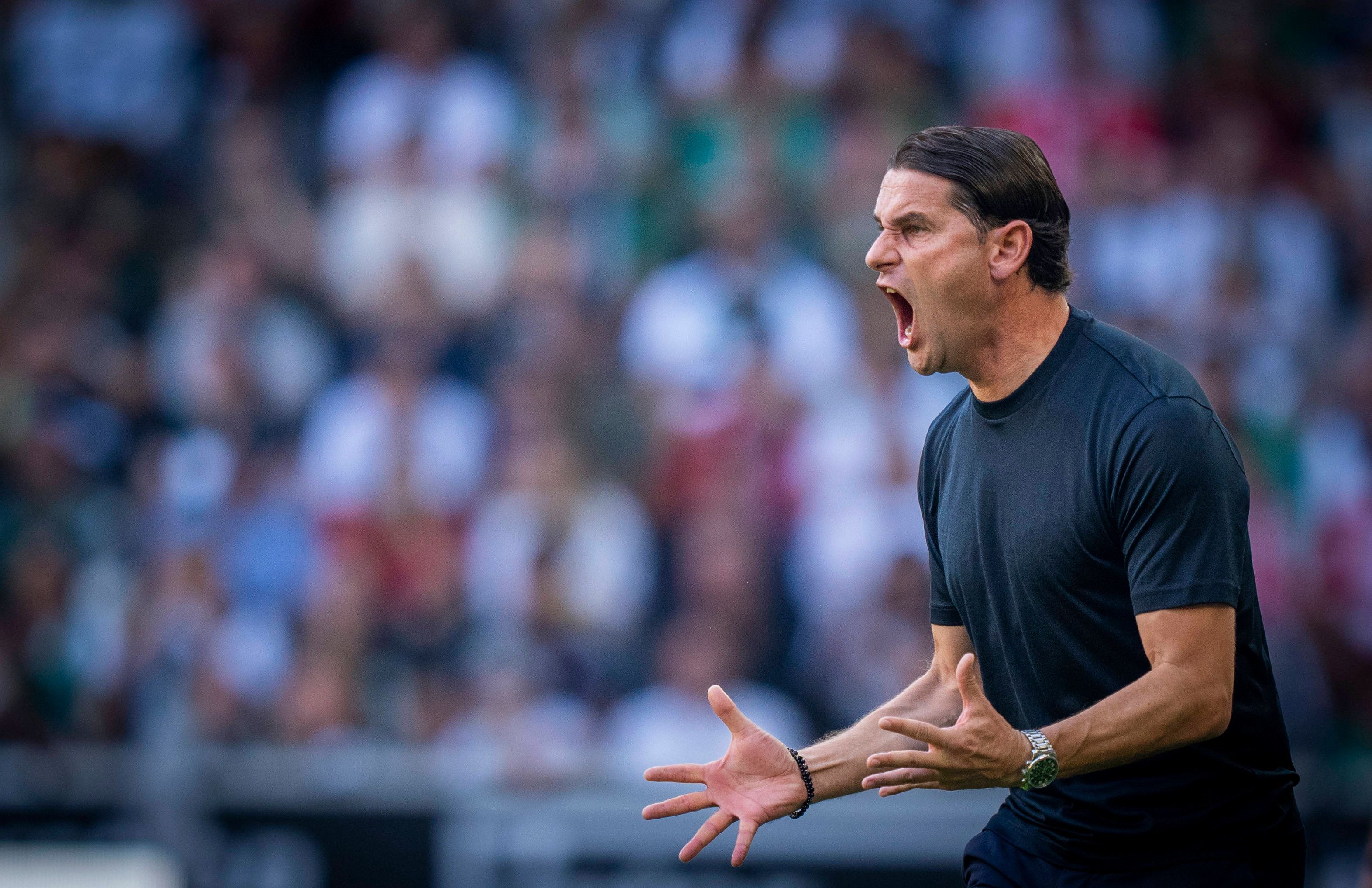 Gerardo Seoane reißt den Mund auf und gibt lautstark Kommandos beim Spiel von Borussia Mönchengladbach gegen Bayern München am 2. September 2023.