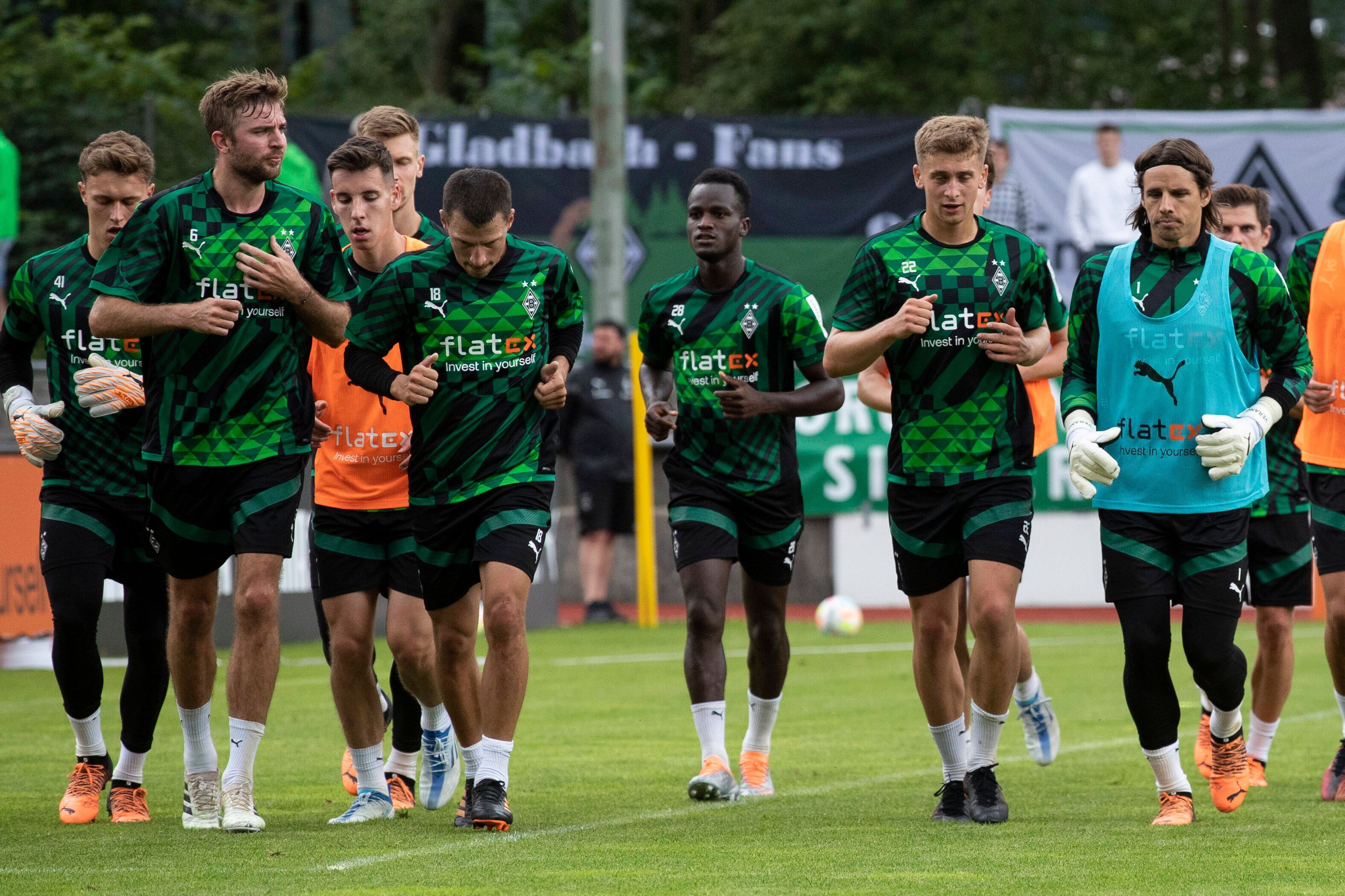Famana Quizera (3.v.r.) absolviert am 7. Juli 2022 eine Laufeinheit mit den Kollegen bei Borussia Mönchengladbach.