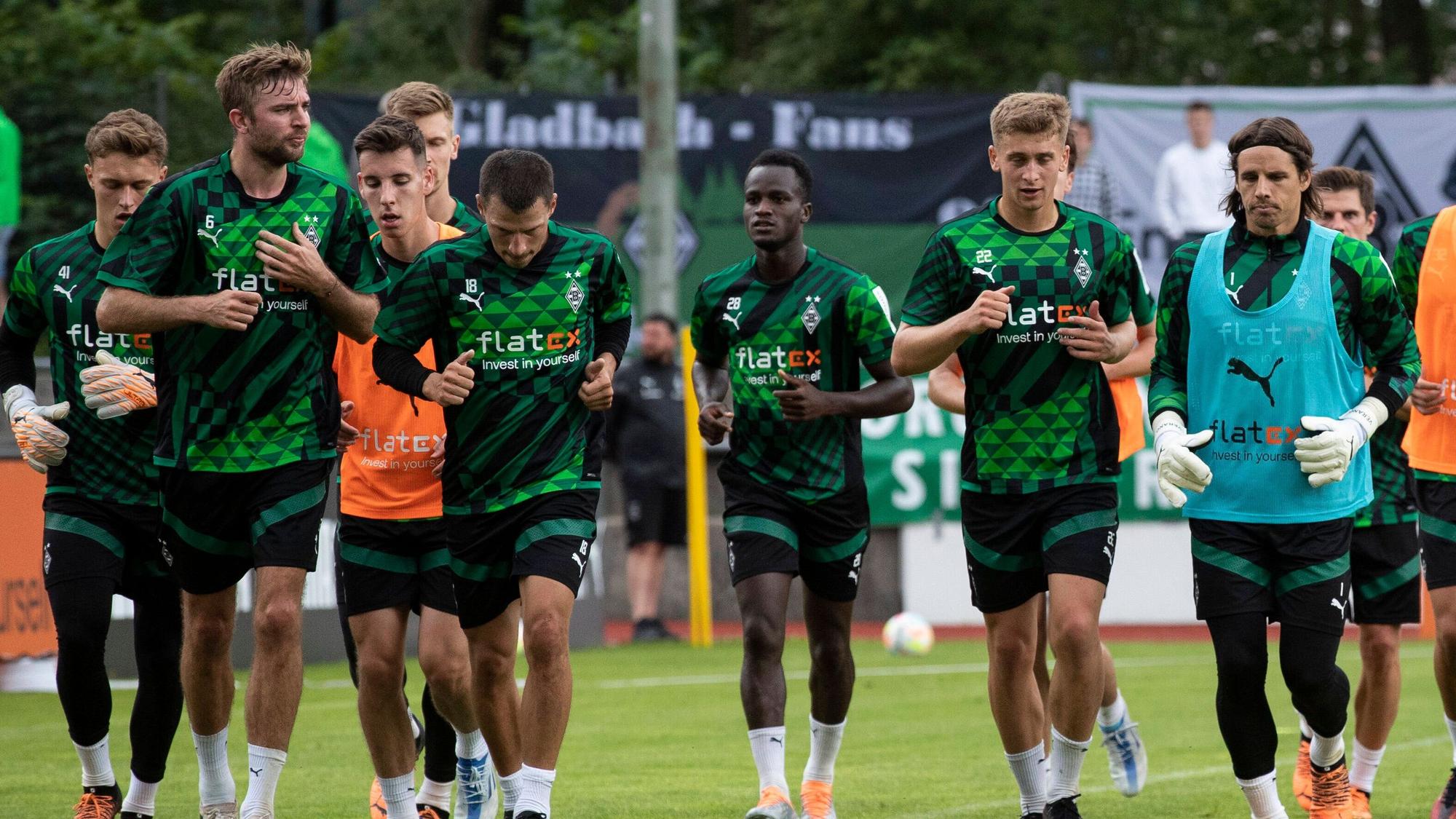 Famana Quizera (3.v.r.) absolviert am 7. Juli 2022 eine Laufeinheit mit den Kollegen bei Borussia Mönchengladbach.