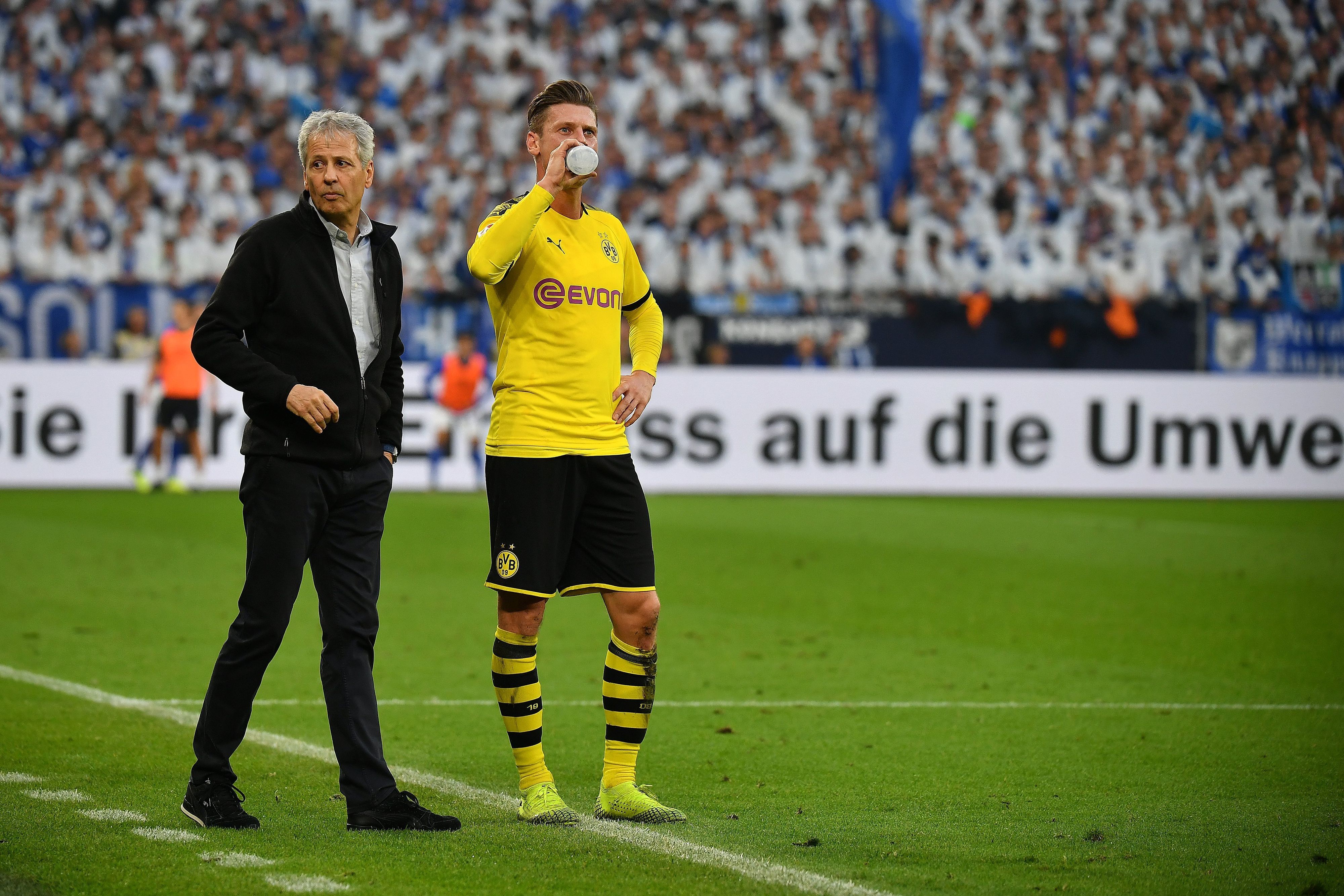 Lucien Favre (l.) gibt Lukasz Piszczek am 26. Oktober 2019 Anweisungen.