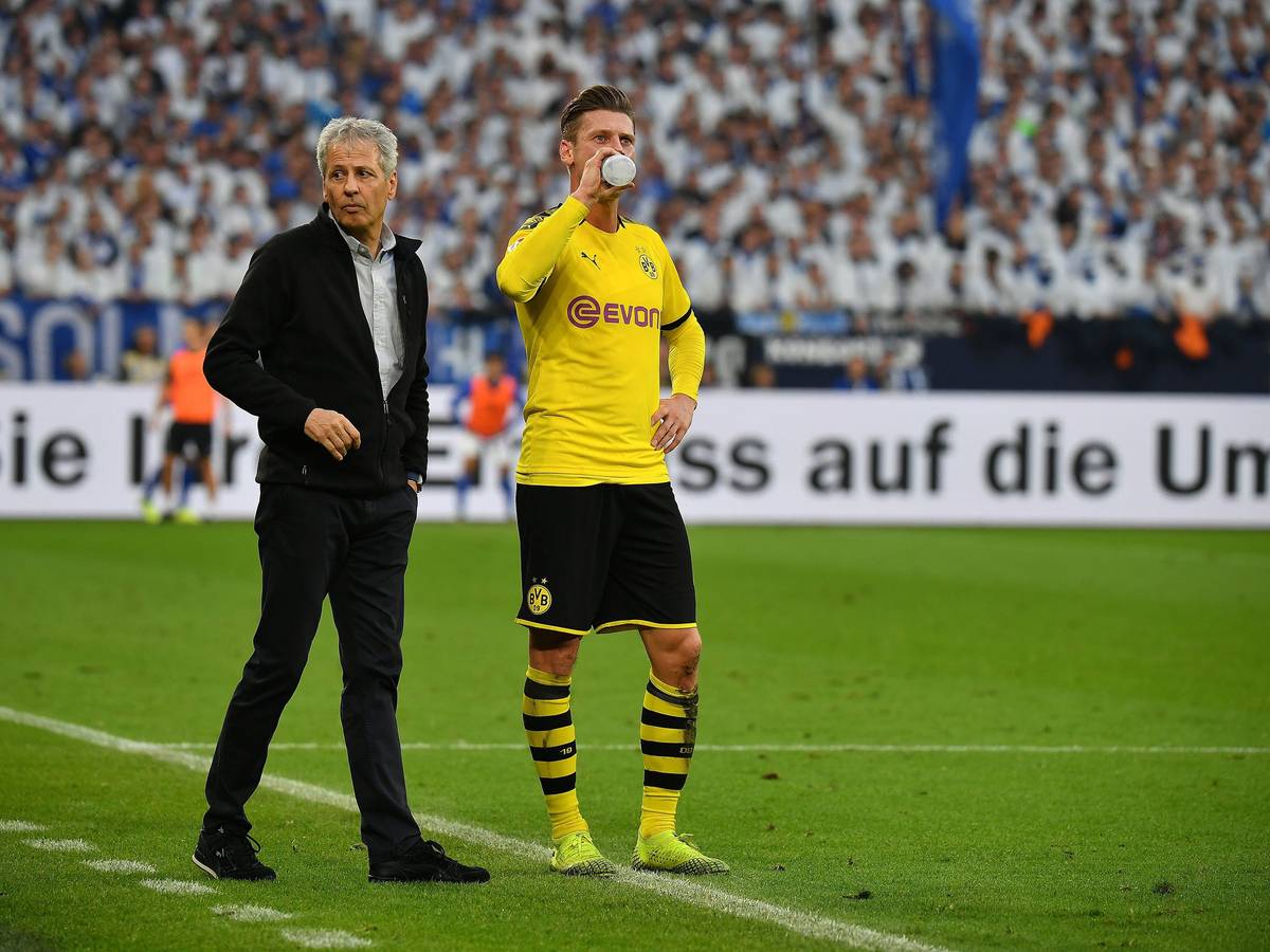 Lucien Favre (l.) gibt Lukasz Piszczek am 26. Oktober 2019 Anweisungen.