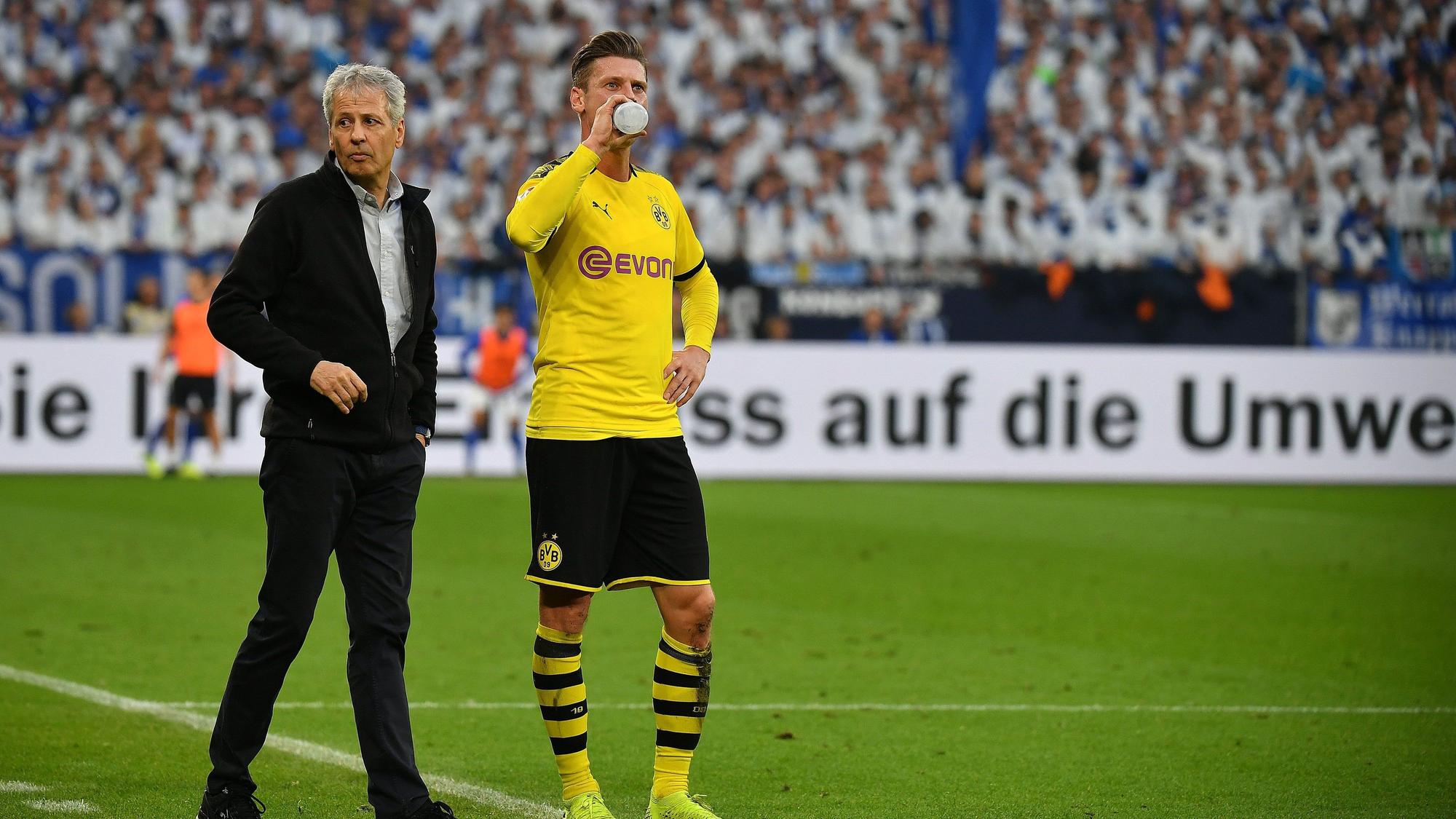 Lucien Favre (l.) gibt Lukasz Piszczek am 26. Oktober 2019 Anweisungen.