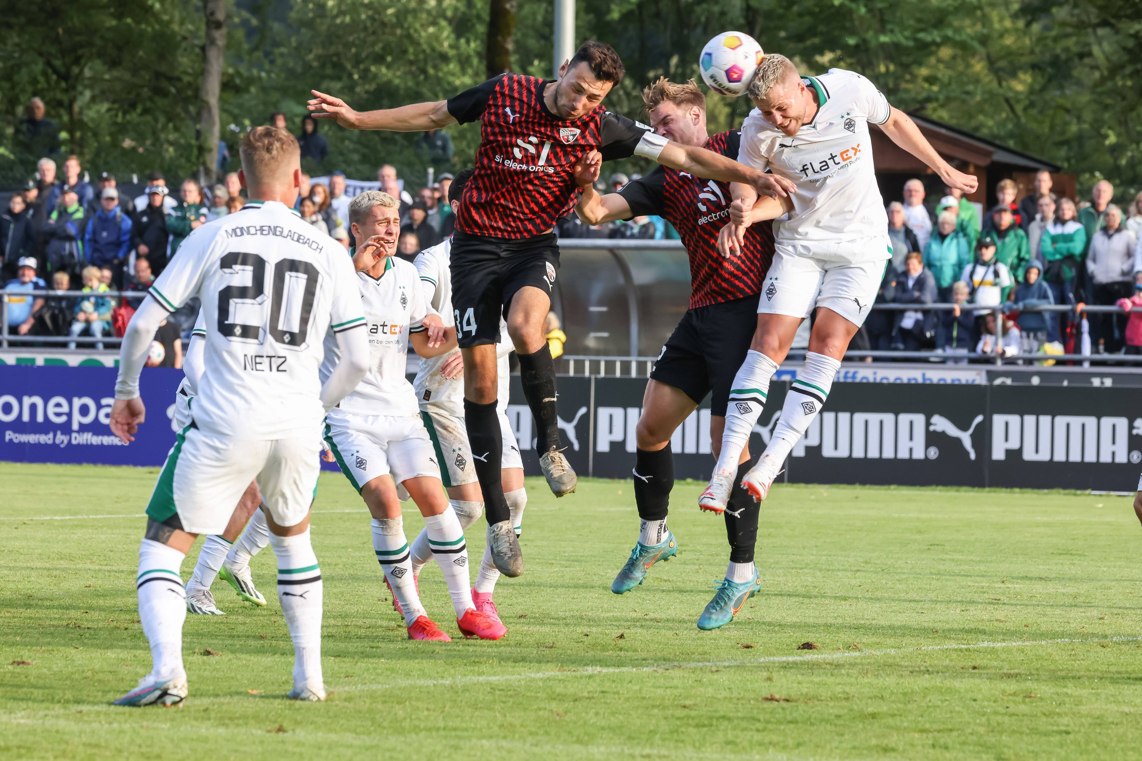 Nico Elvedi (r.) am 26. Juli 2023 im Kopfballduell mit Spieler des FC Ingolstadt.