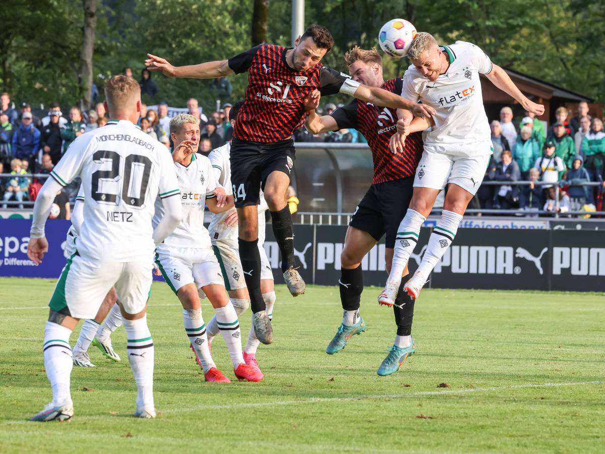 Nico Elvedi (r.) am 26. Juli 2023 im Kopfballduell mit Spieler des FC Ingolstadt.