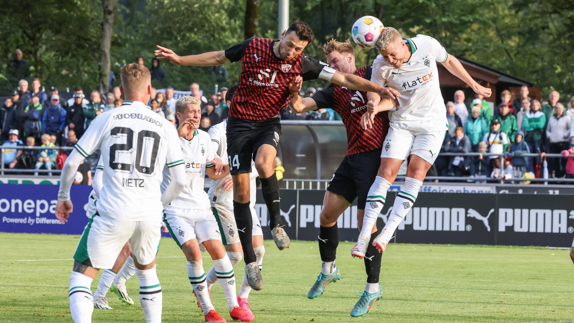 Nico Elvedi (r.) am 26. Juli 2023 im Kopfballduell mit Spieler des FC Ingolstadt.