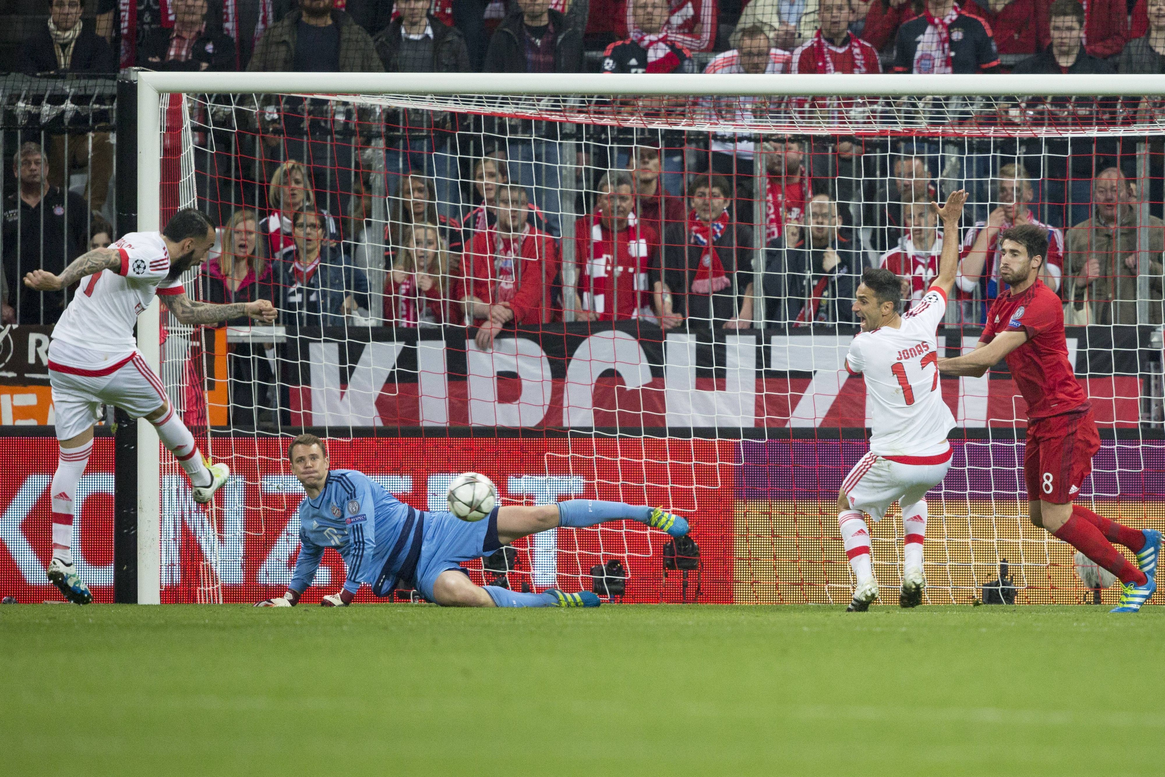 Kostas Mitroglou (l.) mit einem Schuss auf das Tor des FC Bayern München am 5. April 2016.
