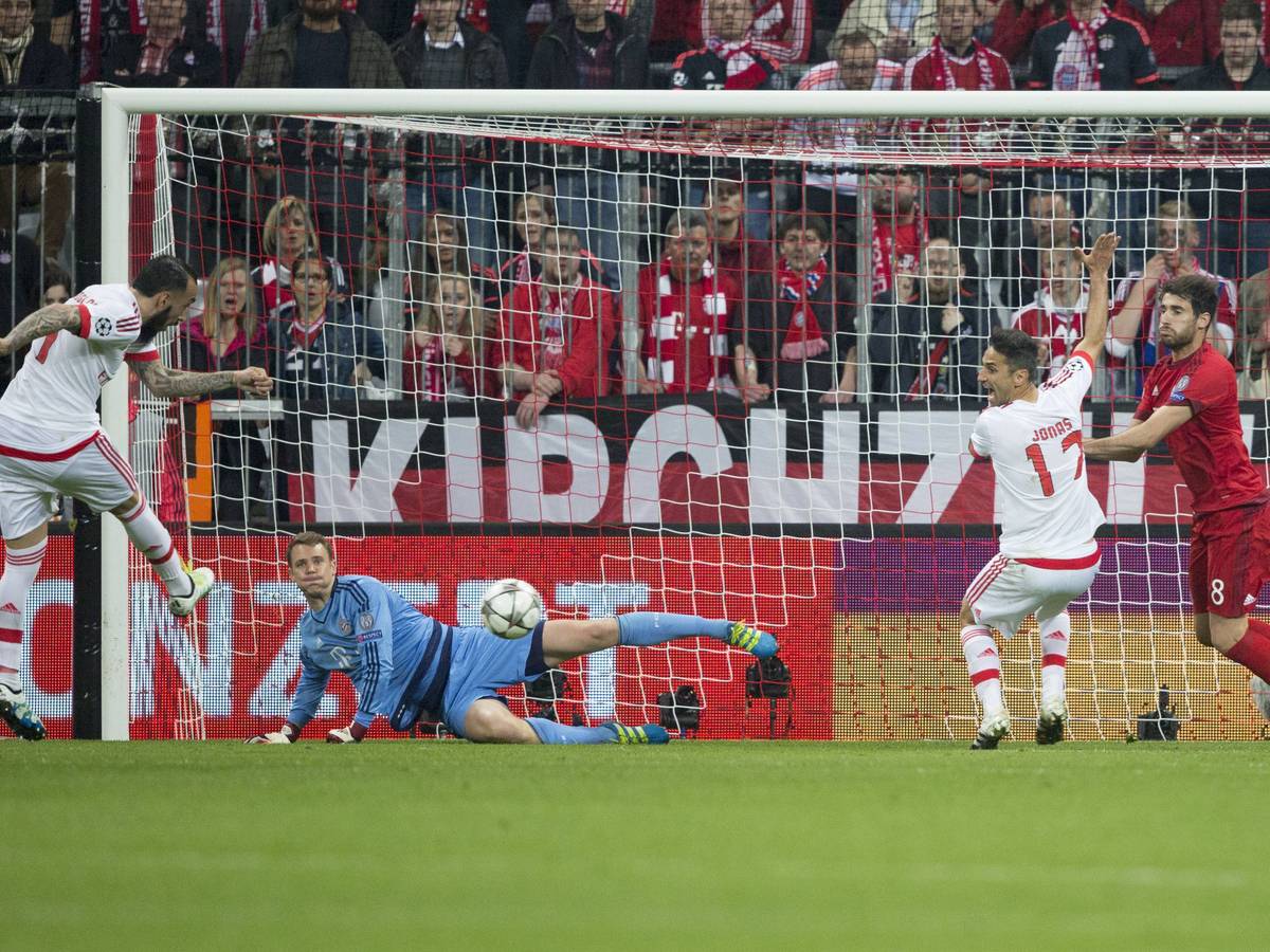 Kostas Mitroglou (l.) mit einem Schuss auf das Tor des FC Bayern München am 5. April 2016.
