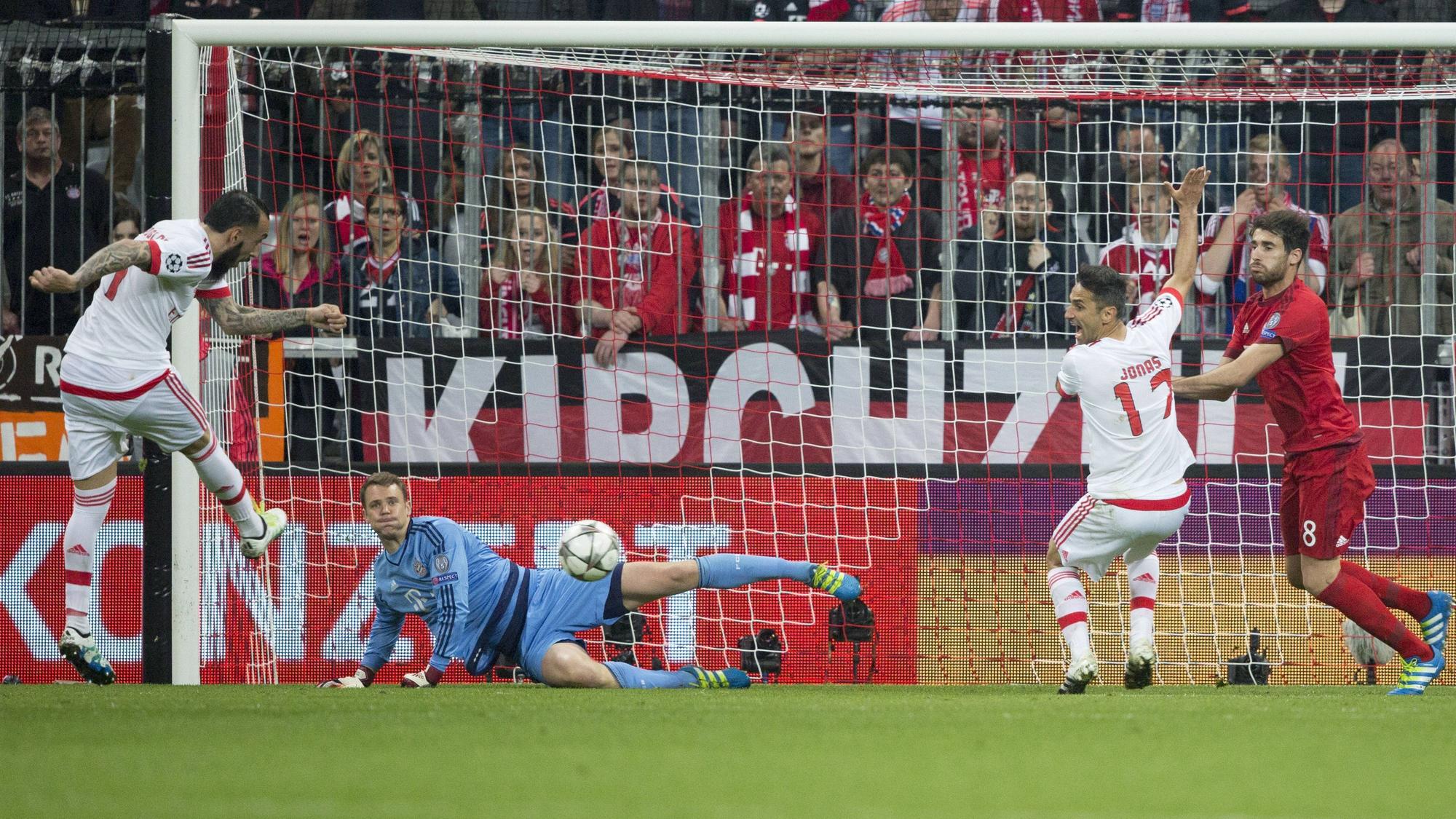 Kostas Mitroglou (l.) mit einem Schuss auf das Tor des FC Bayern München am 5. April 2016.