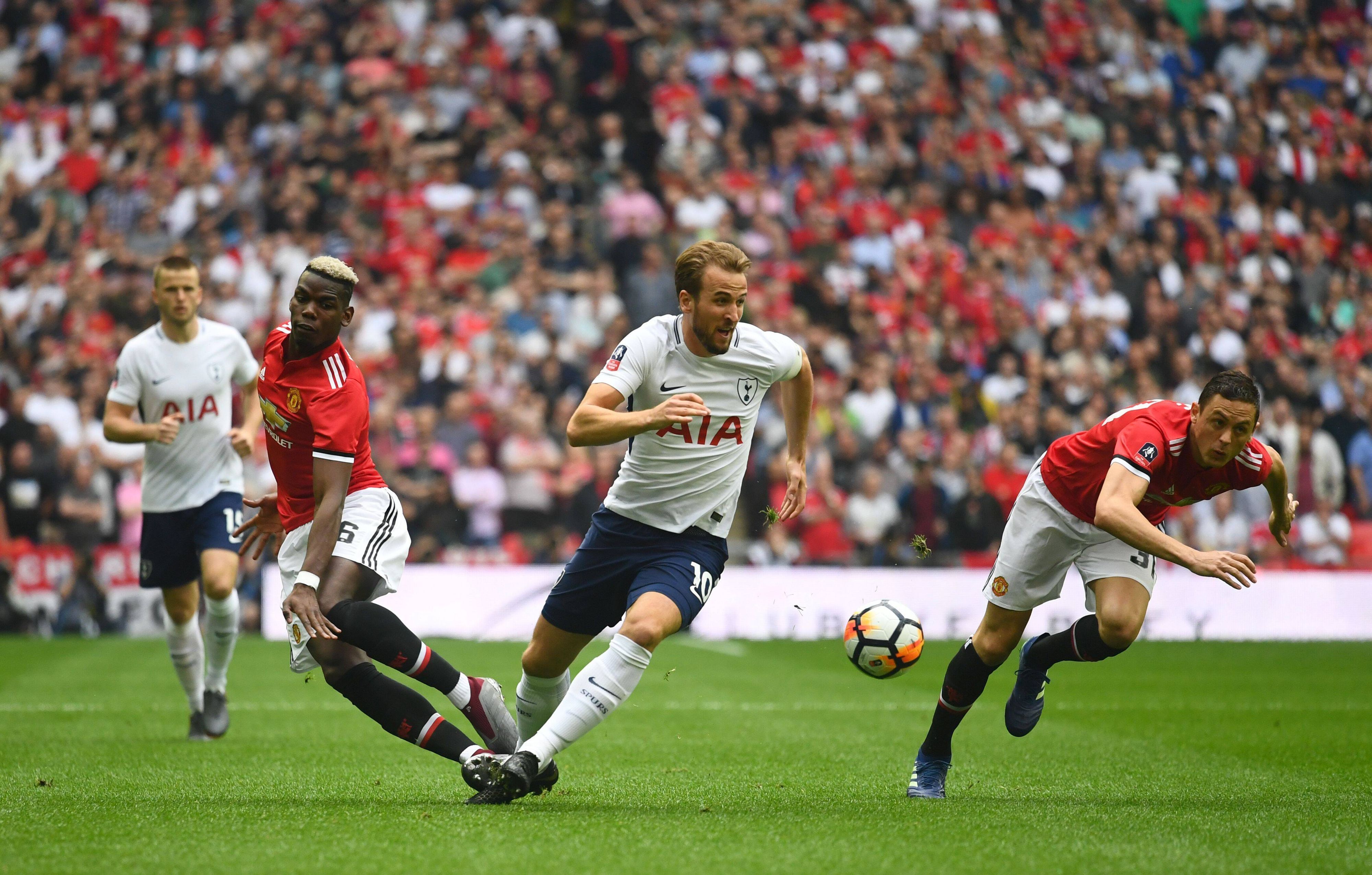 Paul Pogba (l.) und Harry Kane (M.) kämpfen am 21. April 2018 um den Ball.