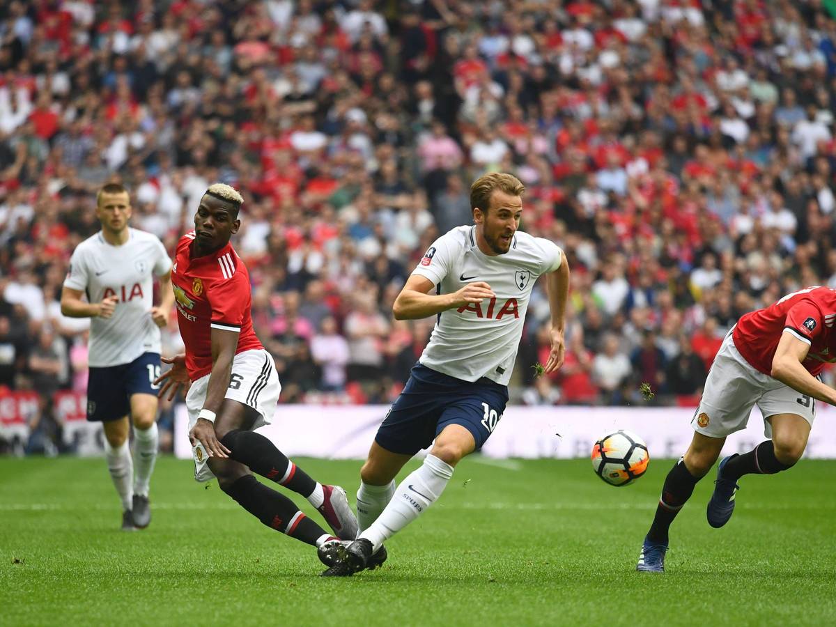 Paul Pogba (l.) und Harry Kane (M.) kämpfen am 21. April 2018 um den Ball.