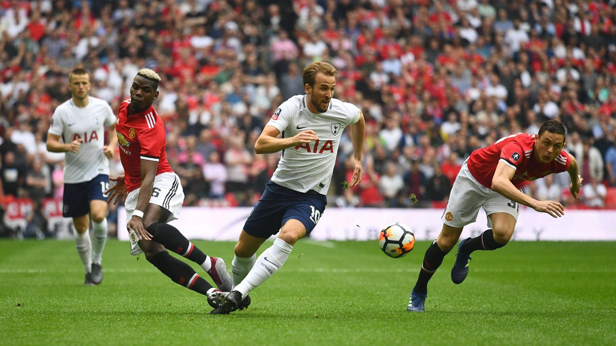 Paul Pogba (l.) und Harry Kane (M.) kämpfen am 21. April 2018 um den Ball.