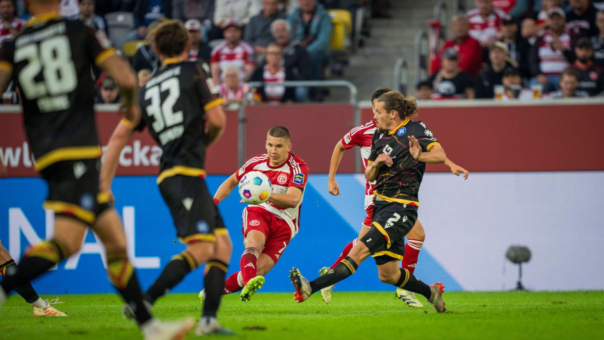 Christos Tzolis erzielte am 1. September 2023 beim Spiel von Fortuna Düsseldorf gegen den Karlsruher SC ein Traum-Tor.