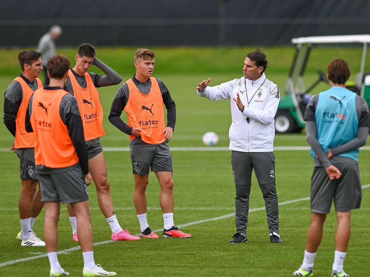 Die Spieler von Borussia Mönchengladbach erhalten am 8. August 2023 Anweisungen von Gerardo Seoane.